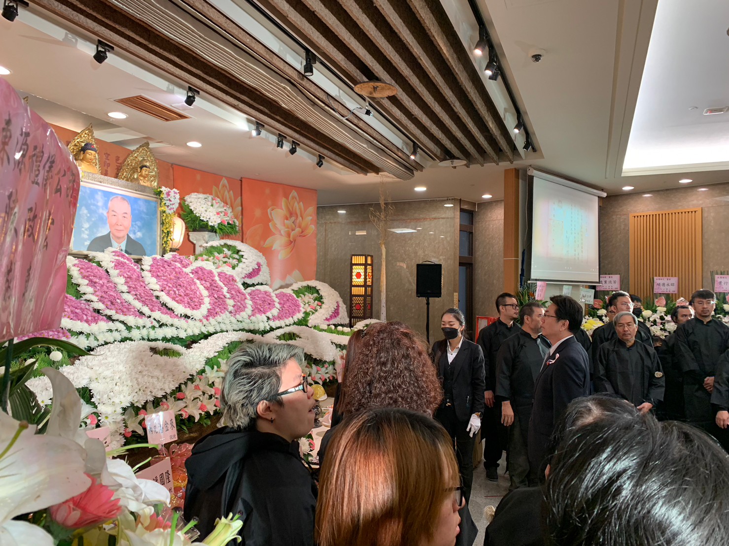 新北市僅存228事件受難者趙水濱離世今(14)日舉行告別式,副市長劉和然在民政局長林耀長陪同下前往公祭,表達哀悼與敬意。(新北民政局提供)