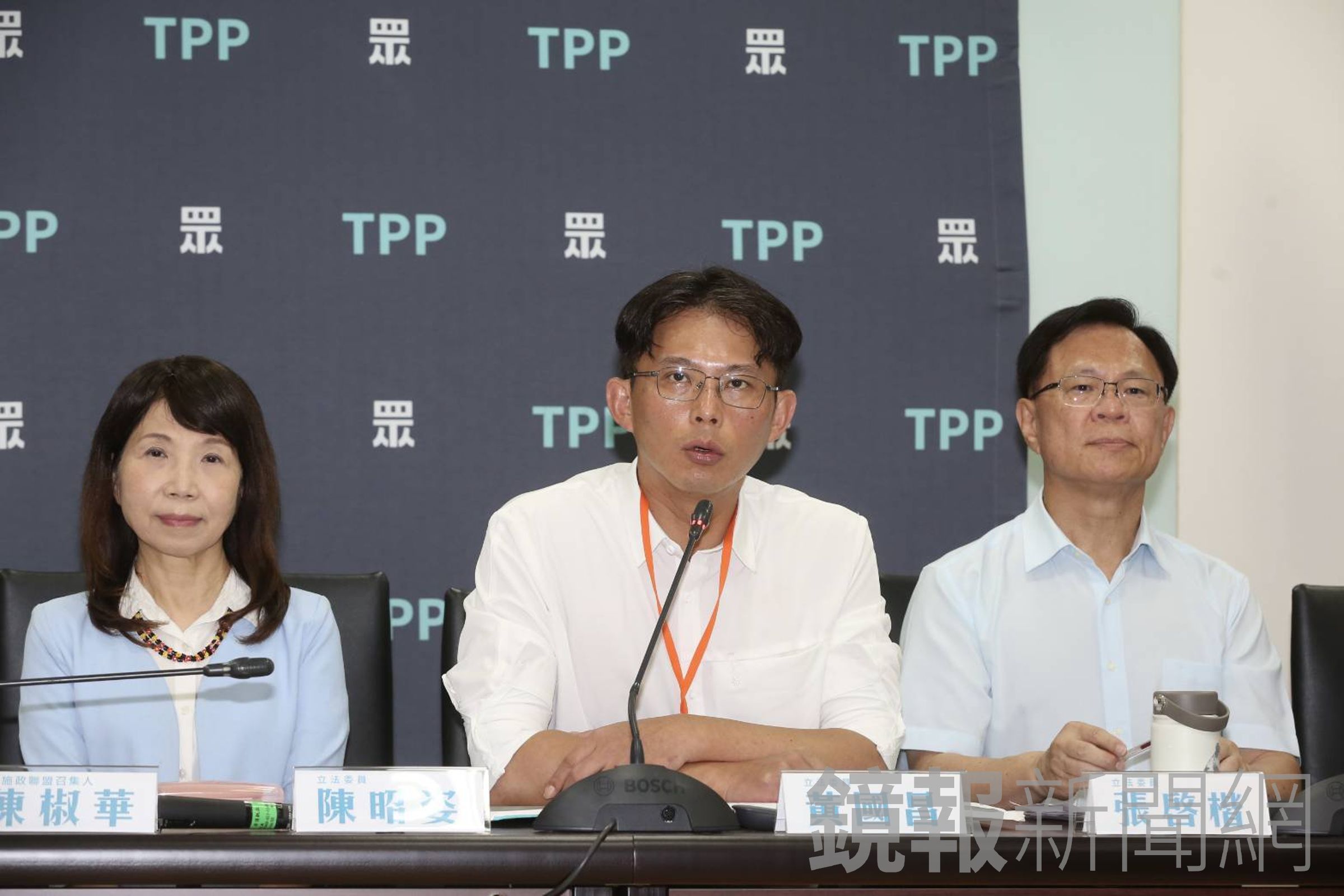 外傳民眾黨中南部黨代表已私下醞釀推動提案暫緩「2年條款」。(鏡報董孟航)