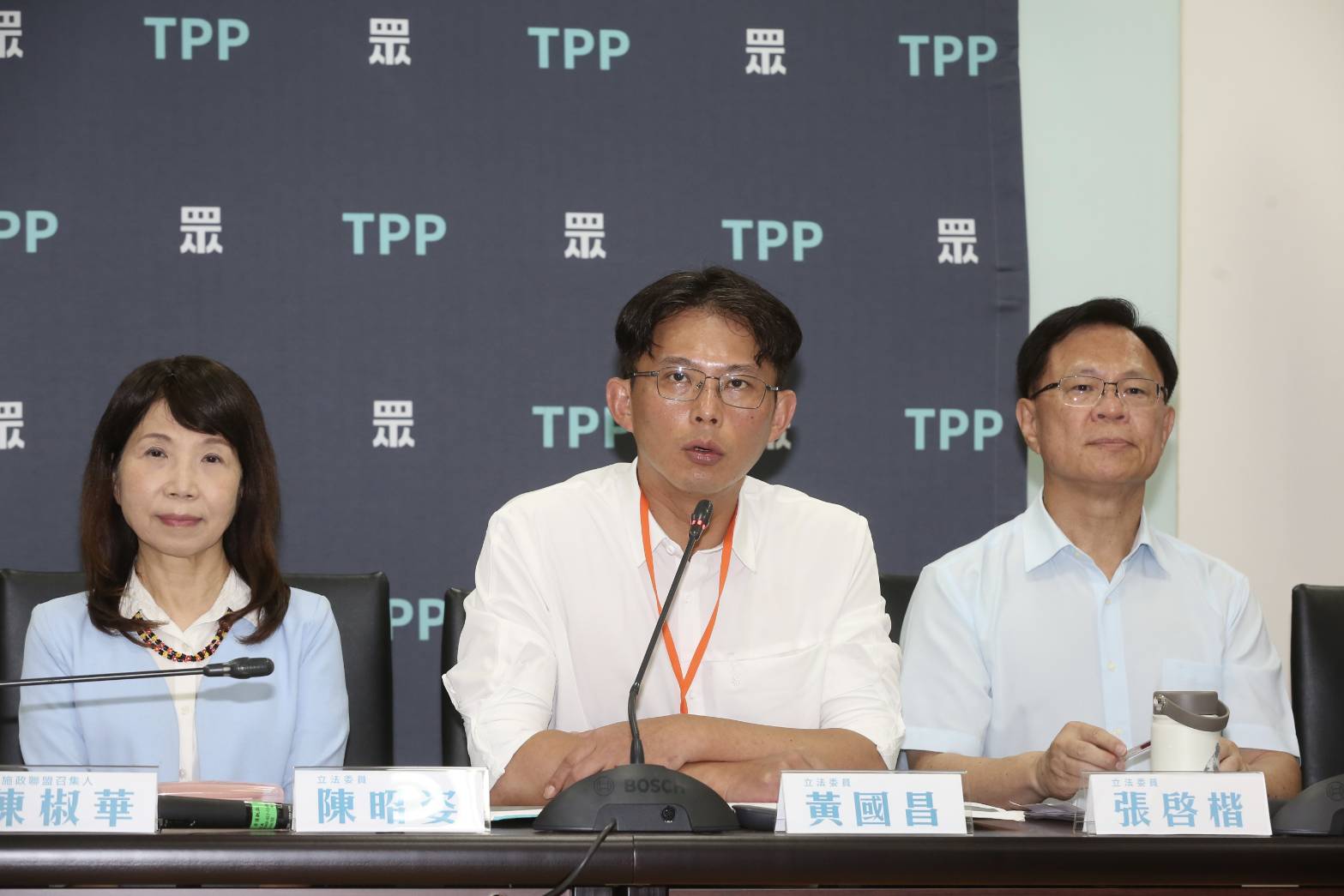 外傳民眾黨中南部黨代表已私下醞釀推動提案暫緩「2年條款」。（鏡報董孟航）