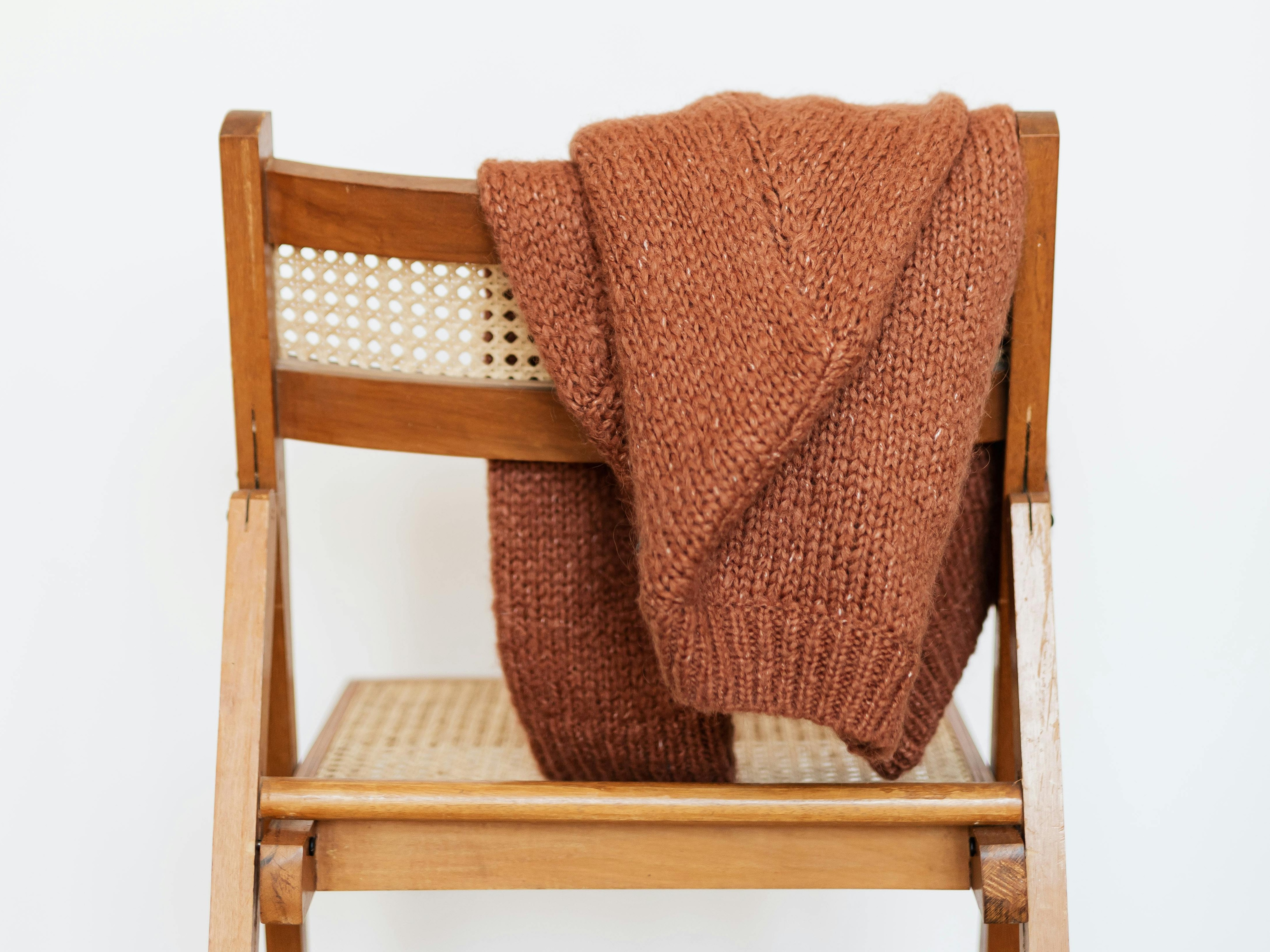 冬天不髒的衣服該不該洗？放哪裡？讓很多人煩惱，很多人推薦，沒錢買電子衣櫥可以堆椅子，圖為示意圖。（翻攝自Pexels圖庫）