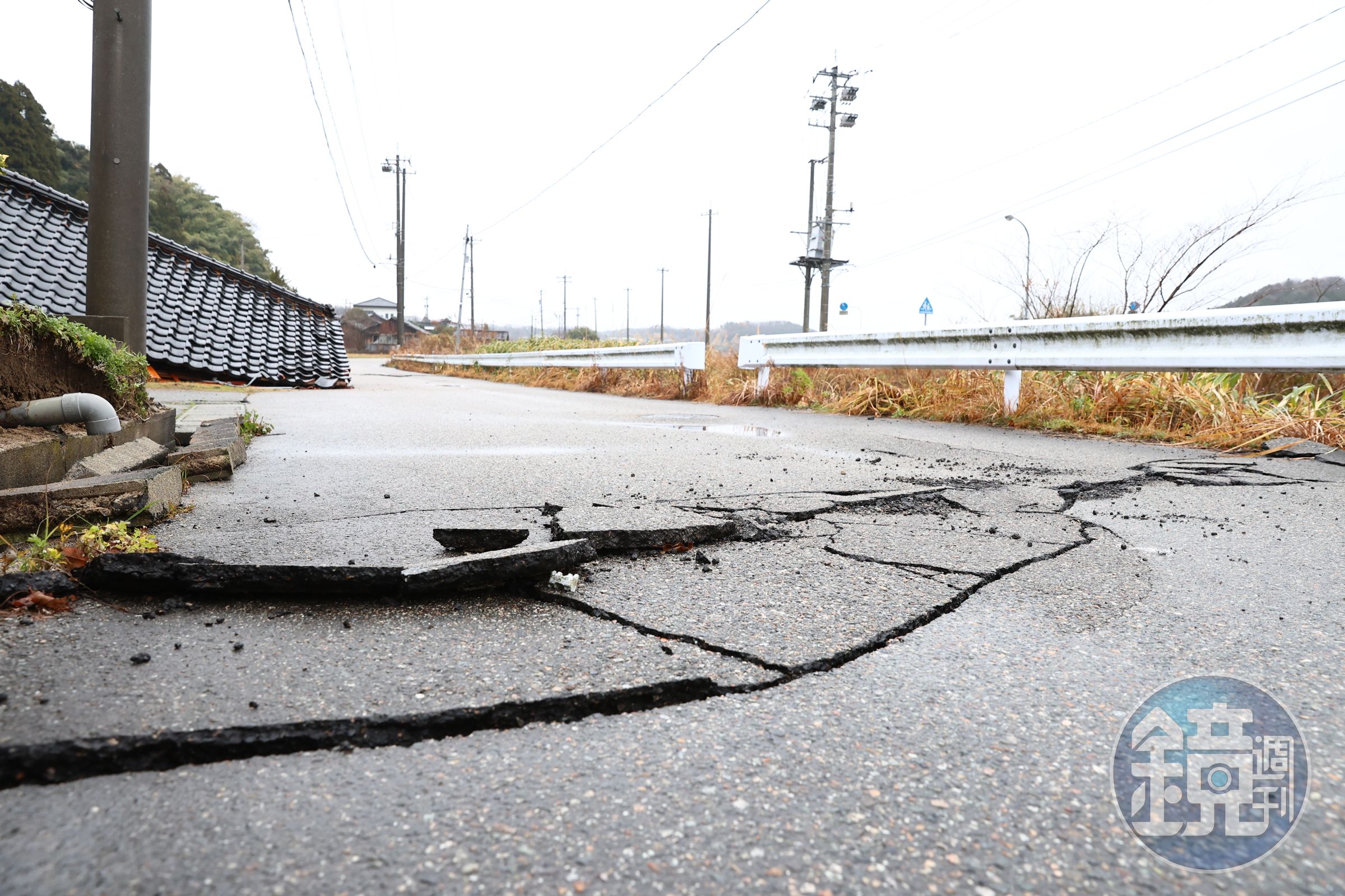 日本石川縣1日發生強震，當地道路嚴重龜裂。
