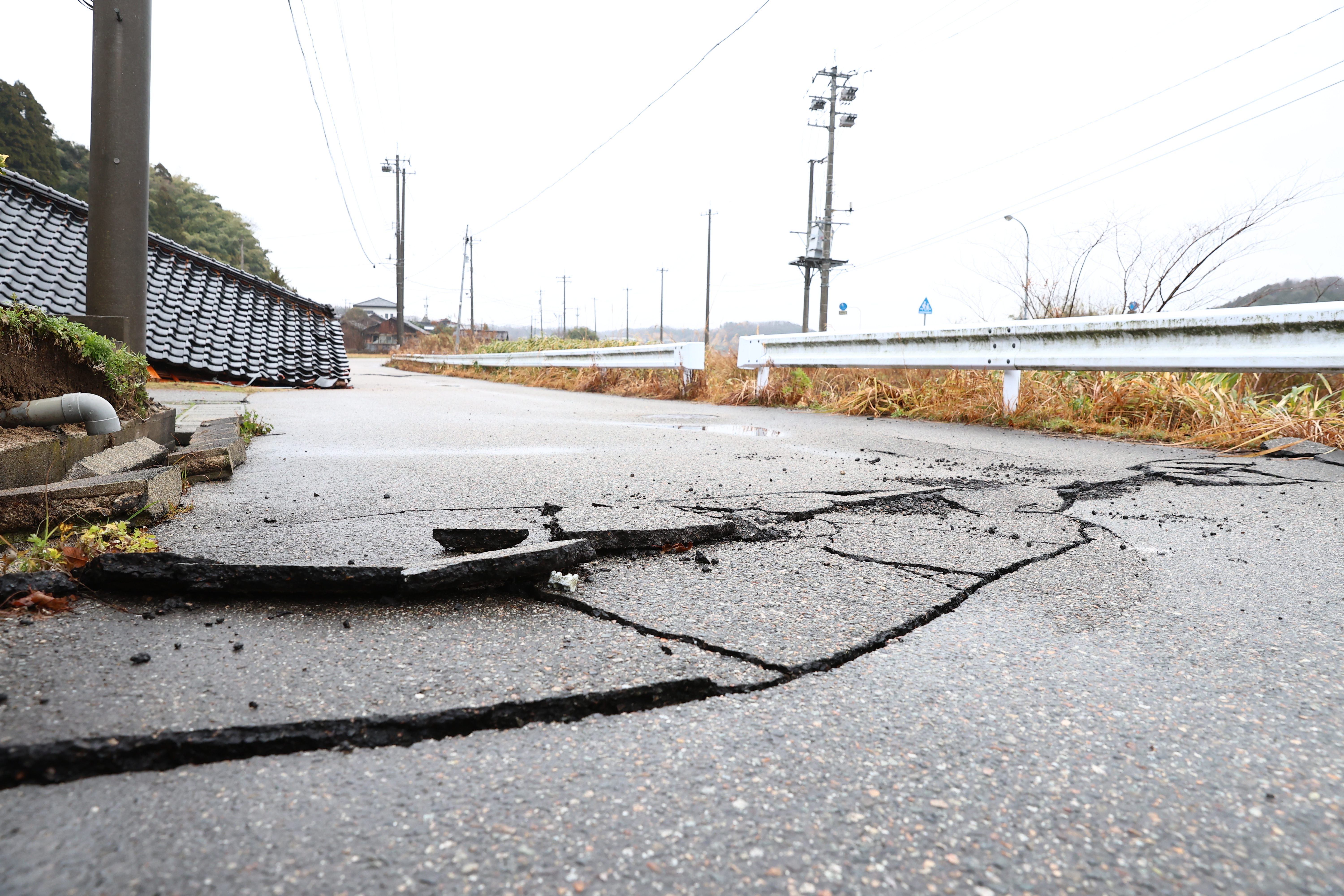 日本石川縣1日發生強震，當地道路嚴重龜裂。