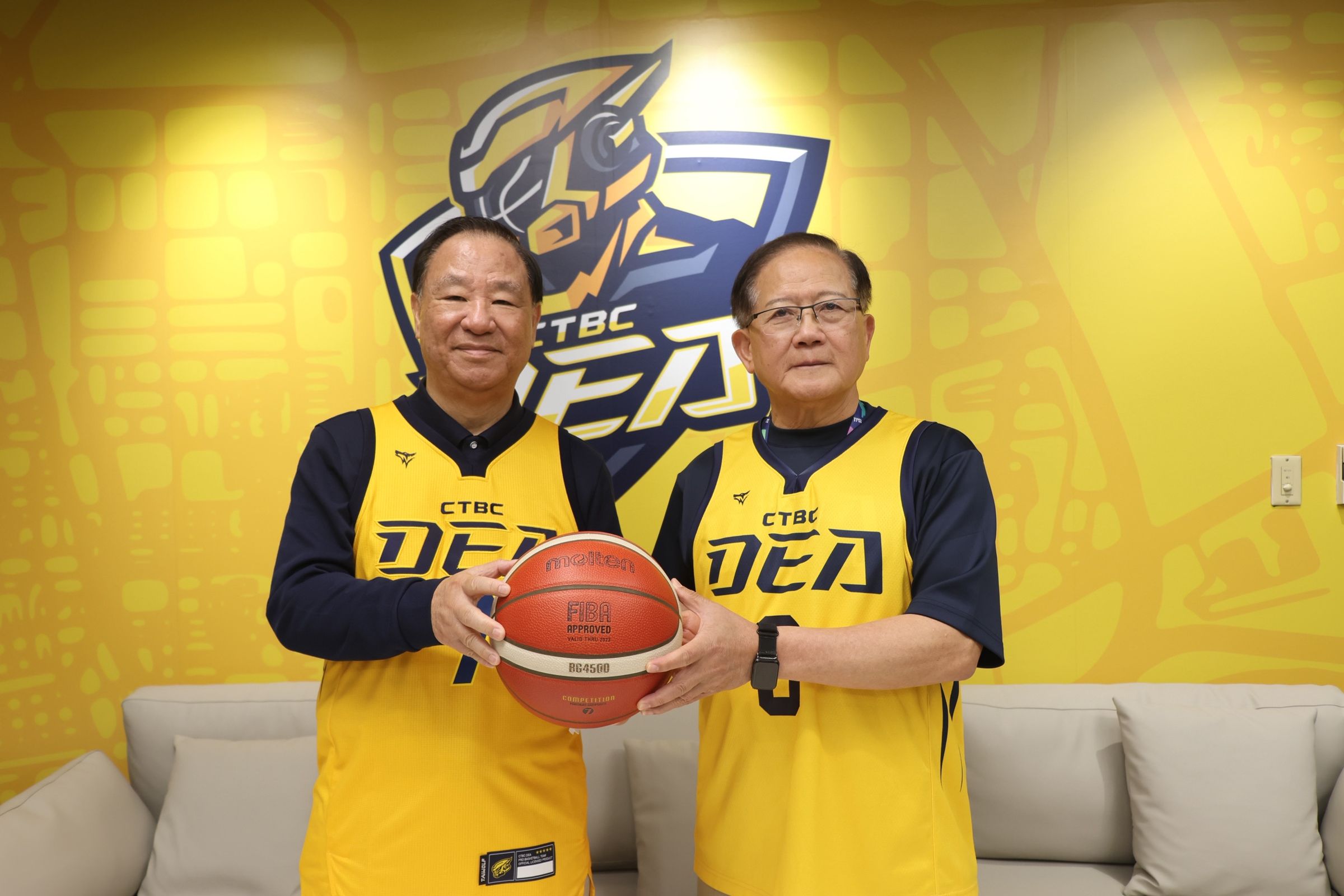 中信育樂董事長陳國恩（右）邀籃球名人堂理事長葛永光（左）為賽事開球，傳承籃球精神。（中信特攻提供）