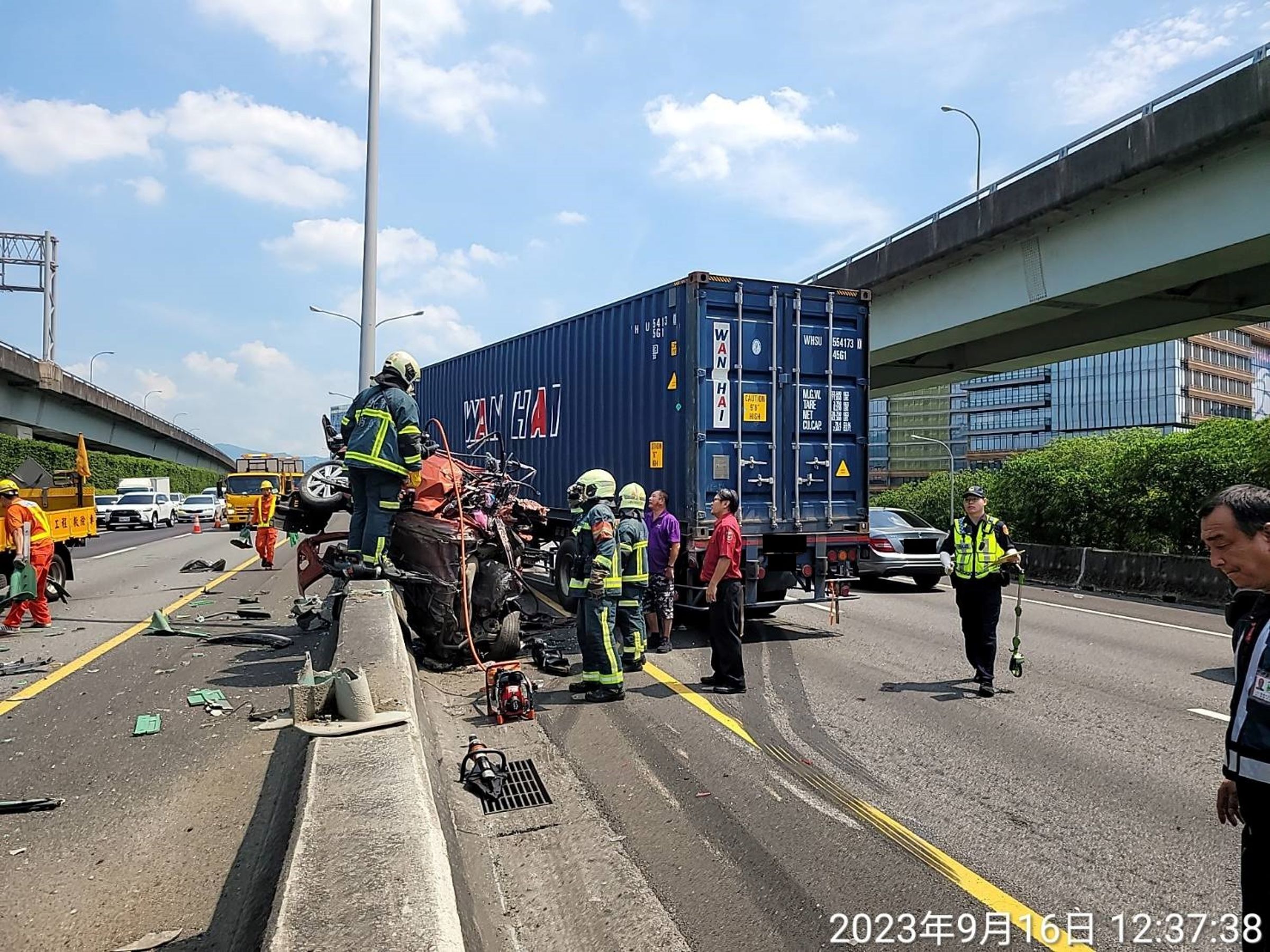 國道1號北向內湖路段,9月16日發生貨櫃車追撞3轎車,釀2死3傷。(警方提供)