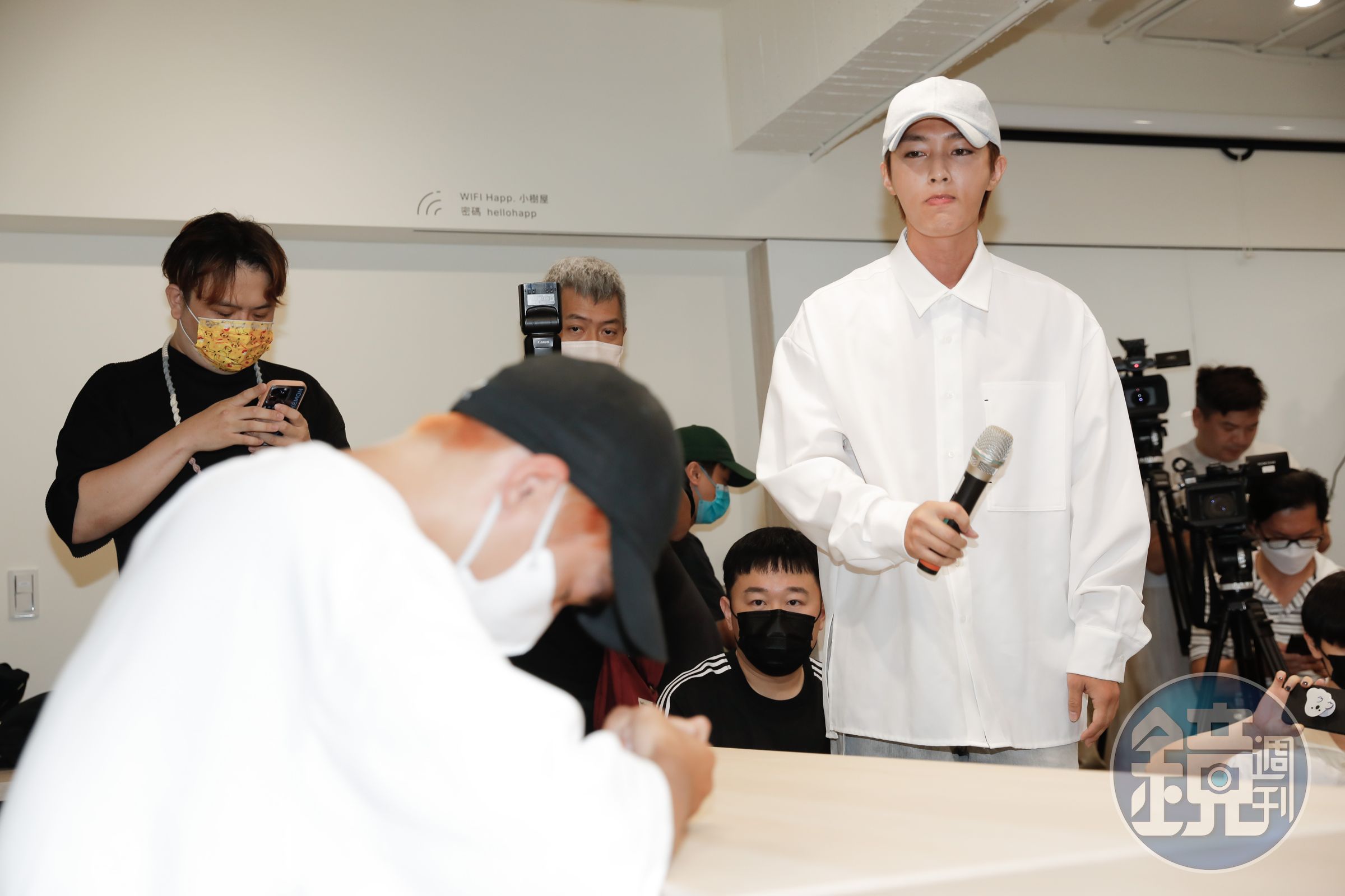 炎亞綸2023年闖入被害人記者會發話並鞠躬道歉。(本刊資料照)