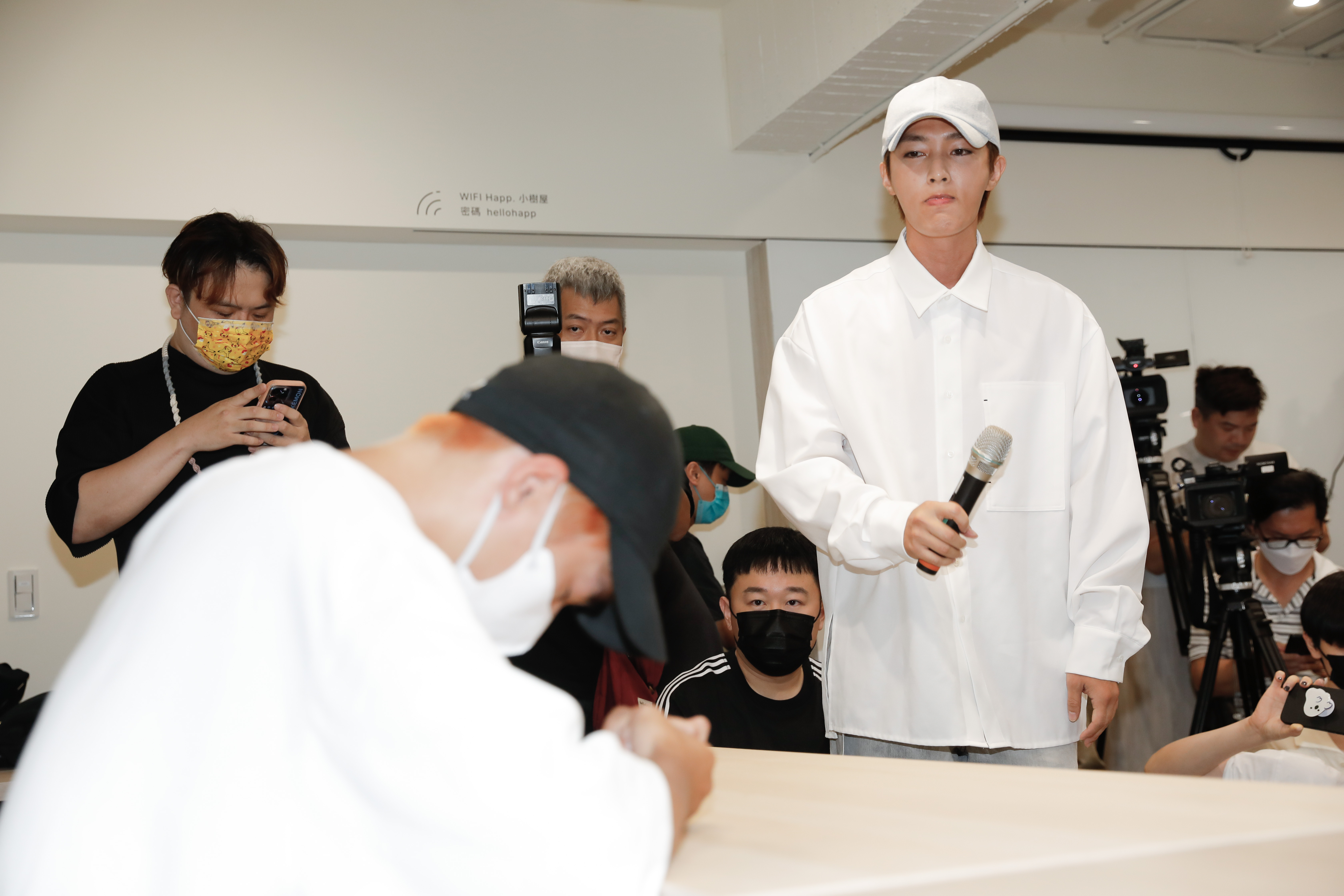 炎亞綸2023年闖入被害人記者會發話並鞠躬道歉。（本刊資料照）