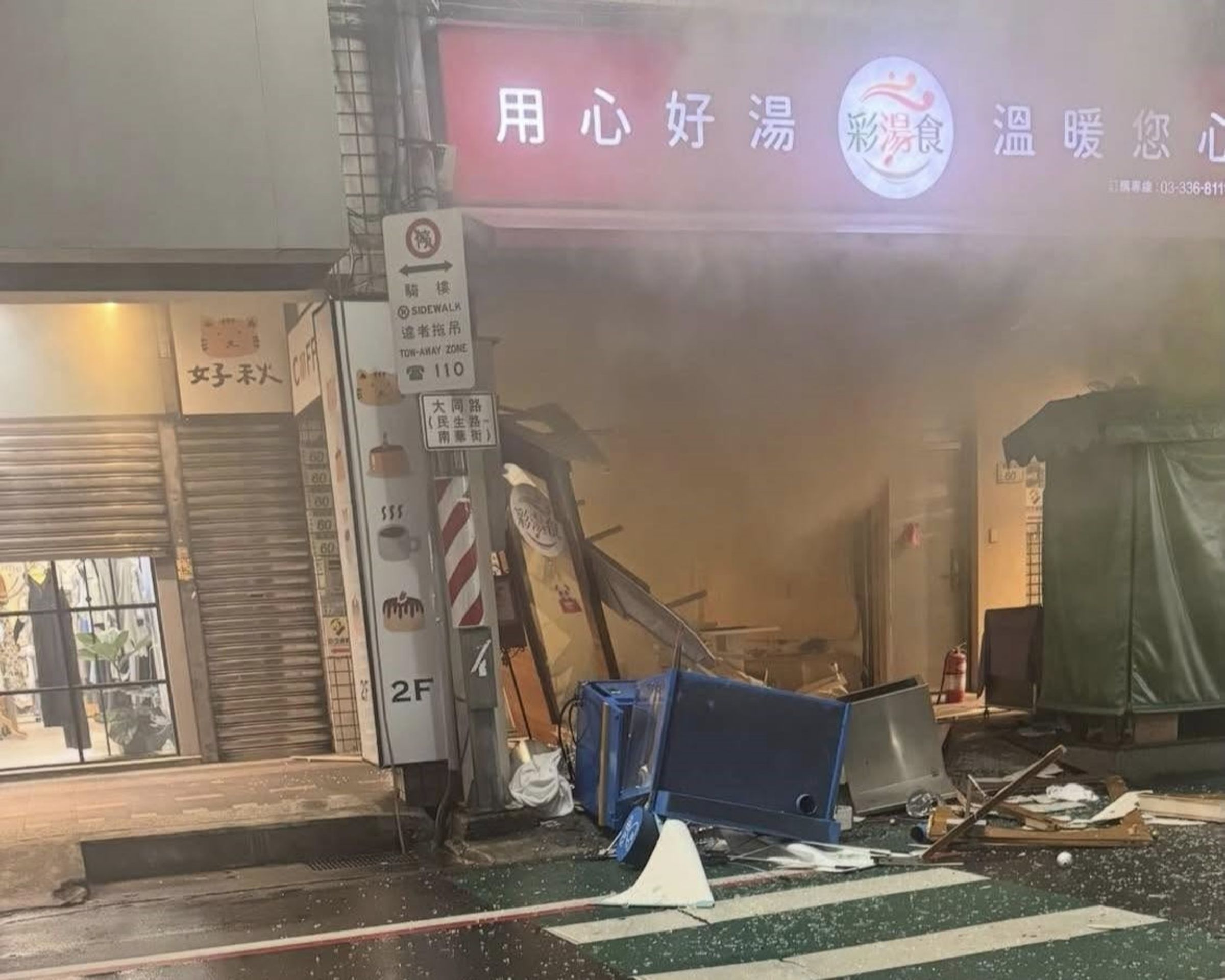 桃園市桃園區一處餐廳9日深夜發生氣爆。(翻攝臉書社團「內壢大小事」)
