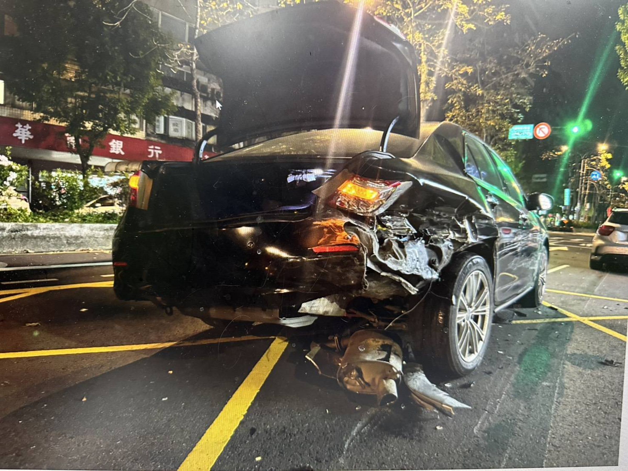 被追撞的多元計程車右後車尾嚴重凹陷。（翻攝畫面）