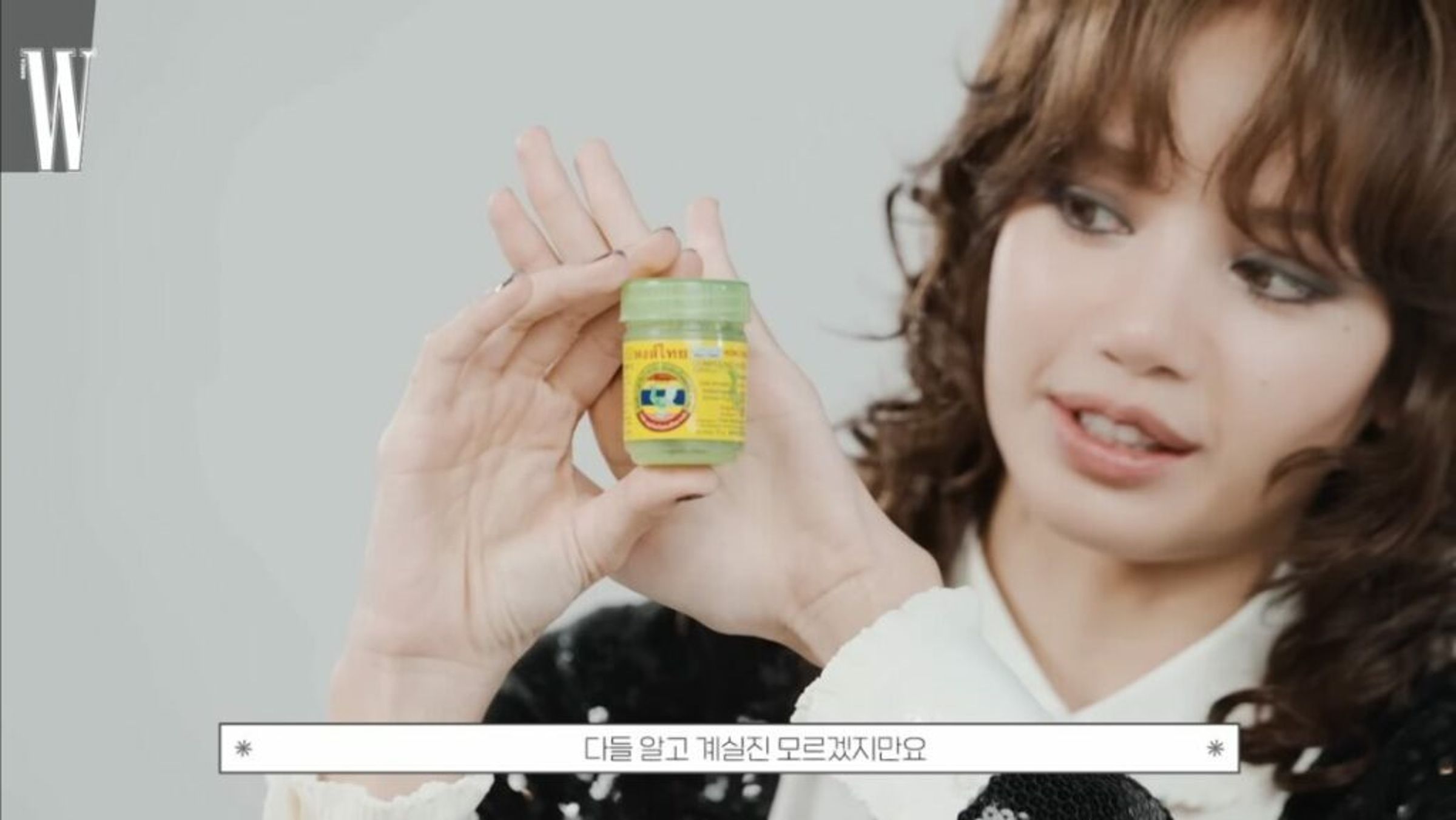 Lisa愛用鼻通是出名的,稱得上是是鼻通帶貨女王。(Youtube/W KOREA )