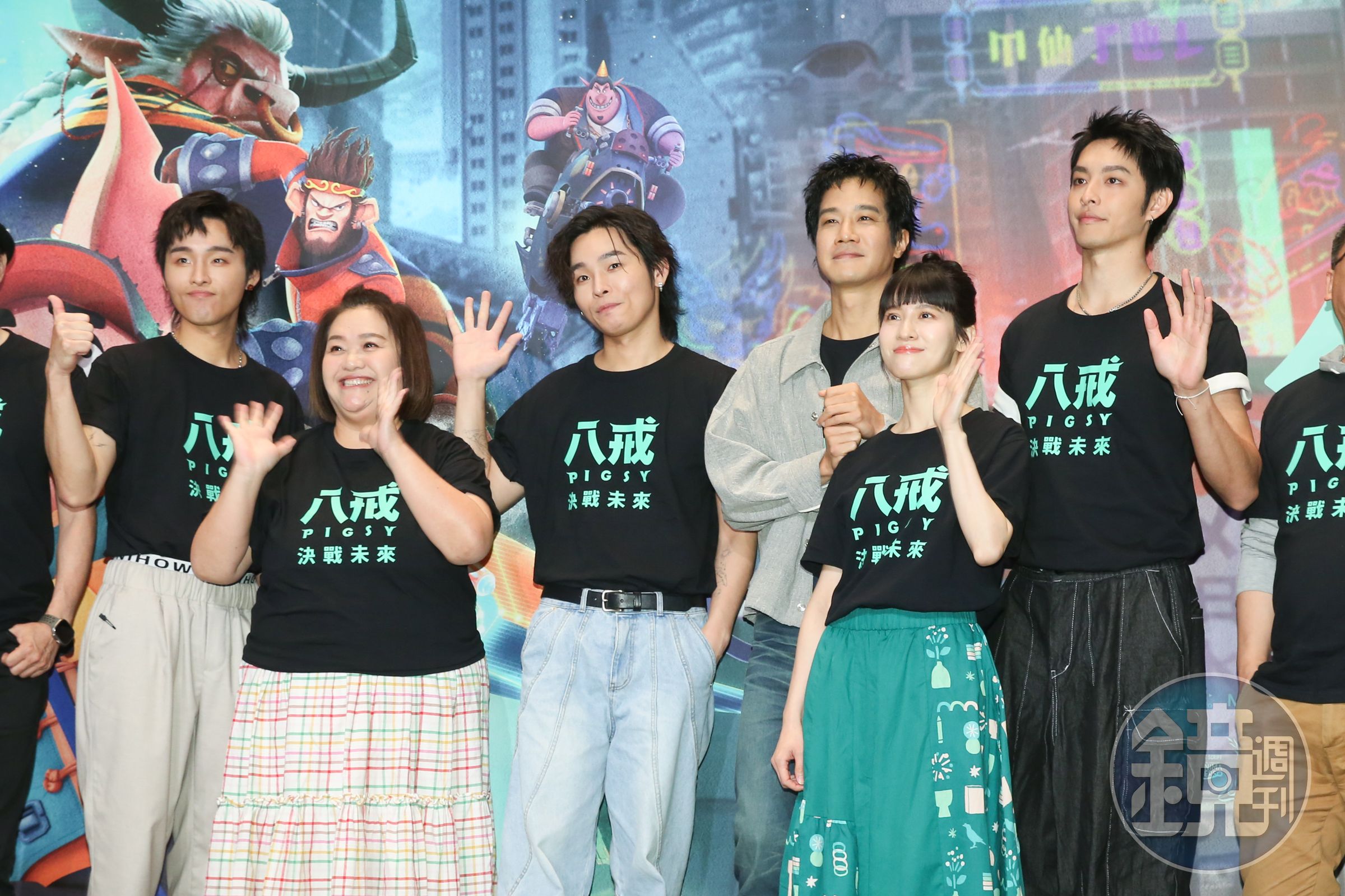 《八戒》決戰未來一口氣推出3種不同配音版本，演員許展榮（左起）、鍾欣凌、許展瑞、薛仕凌、連俞涵、曹佑寧出席記者會。