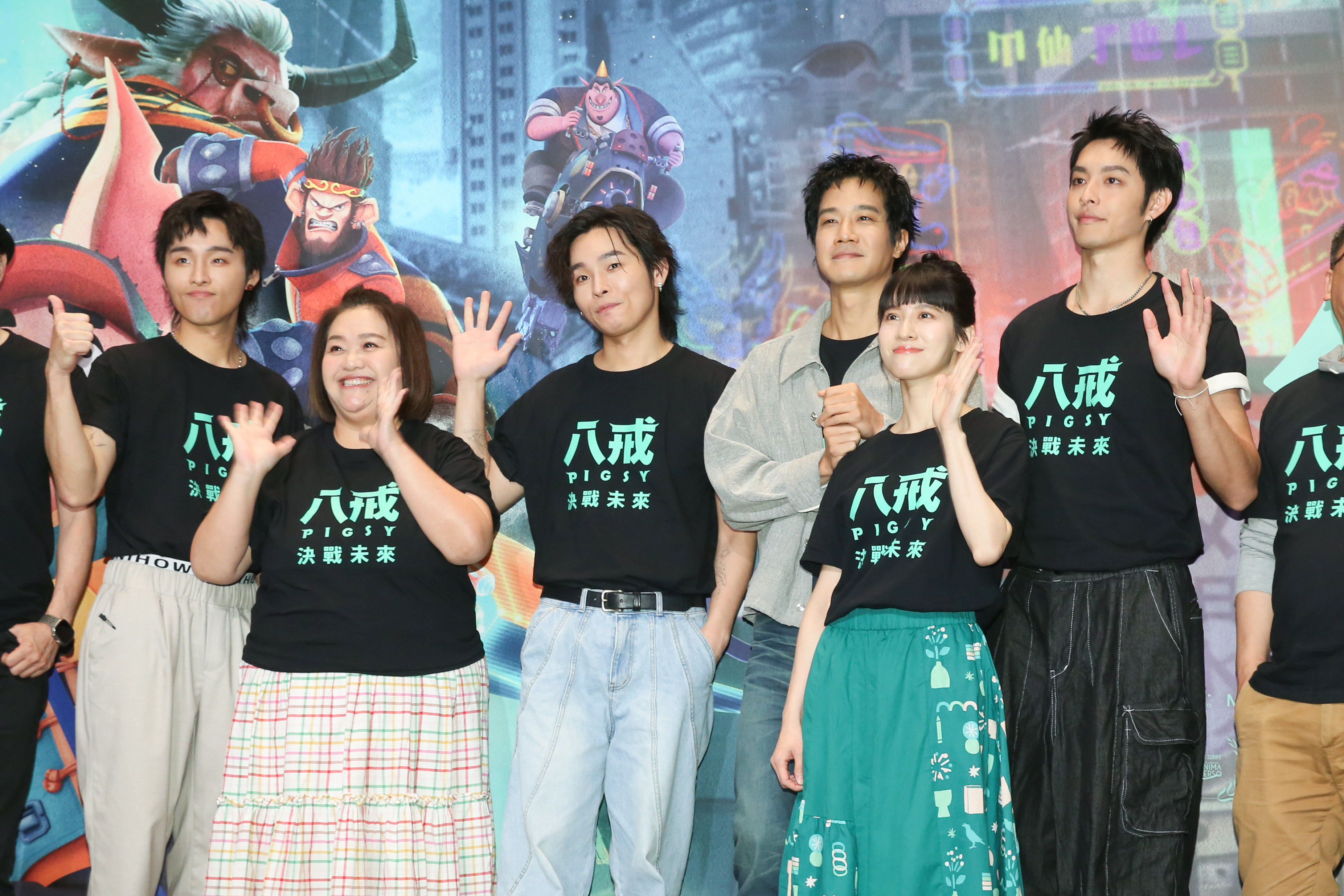 《八戒》決戰未來一口氣推出3種不同配音版本，演員許展榮（左起）、鍾欣凌、許展瑞、薛仕凌、連俞涵、曹佑寧出席記者會。