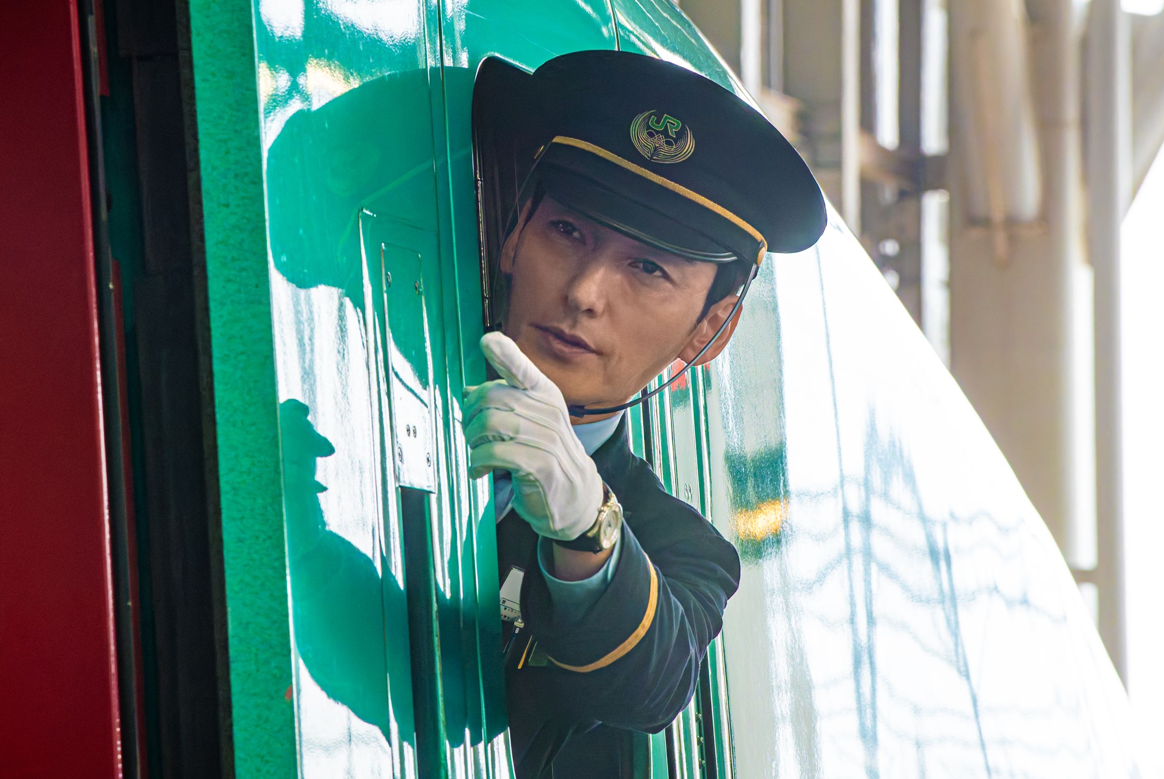 草彅剛飾演新幹線列車長，堅持做好自己的工作，而非逞英雄。（Netflix提供）