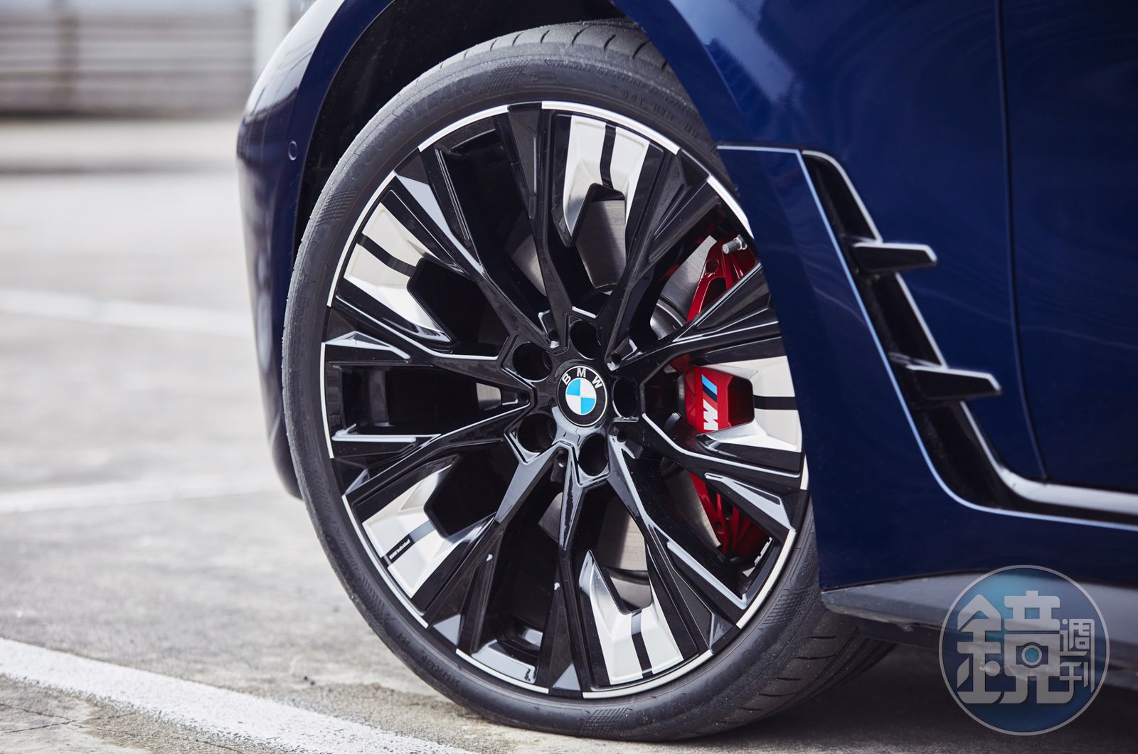 試駕車選配 20 吋 BMW Individual 826I 型輪圈。