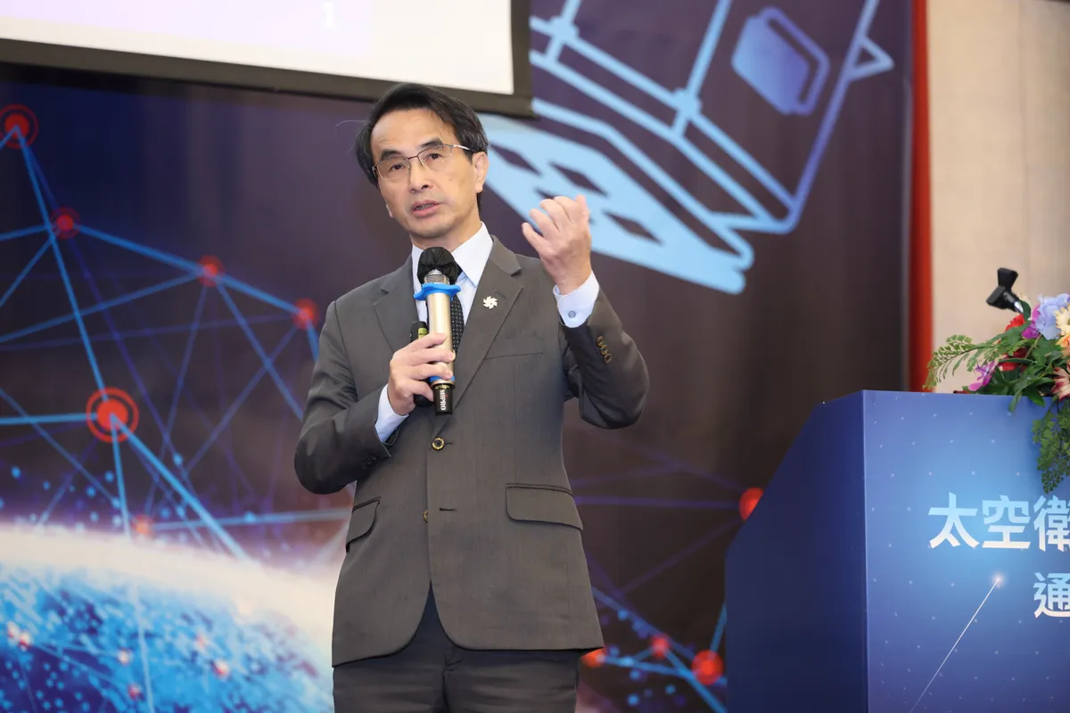台灣首顆自主低軌通訊衛星的關鍵通訊酬載由美商CesiumAstro得標，國家太空中心主任吳宗信曾指從俄烏戰爭已可看見通訊衛星重要之處。（太空中心提供）