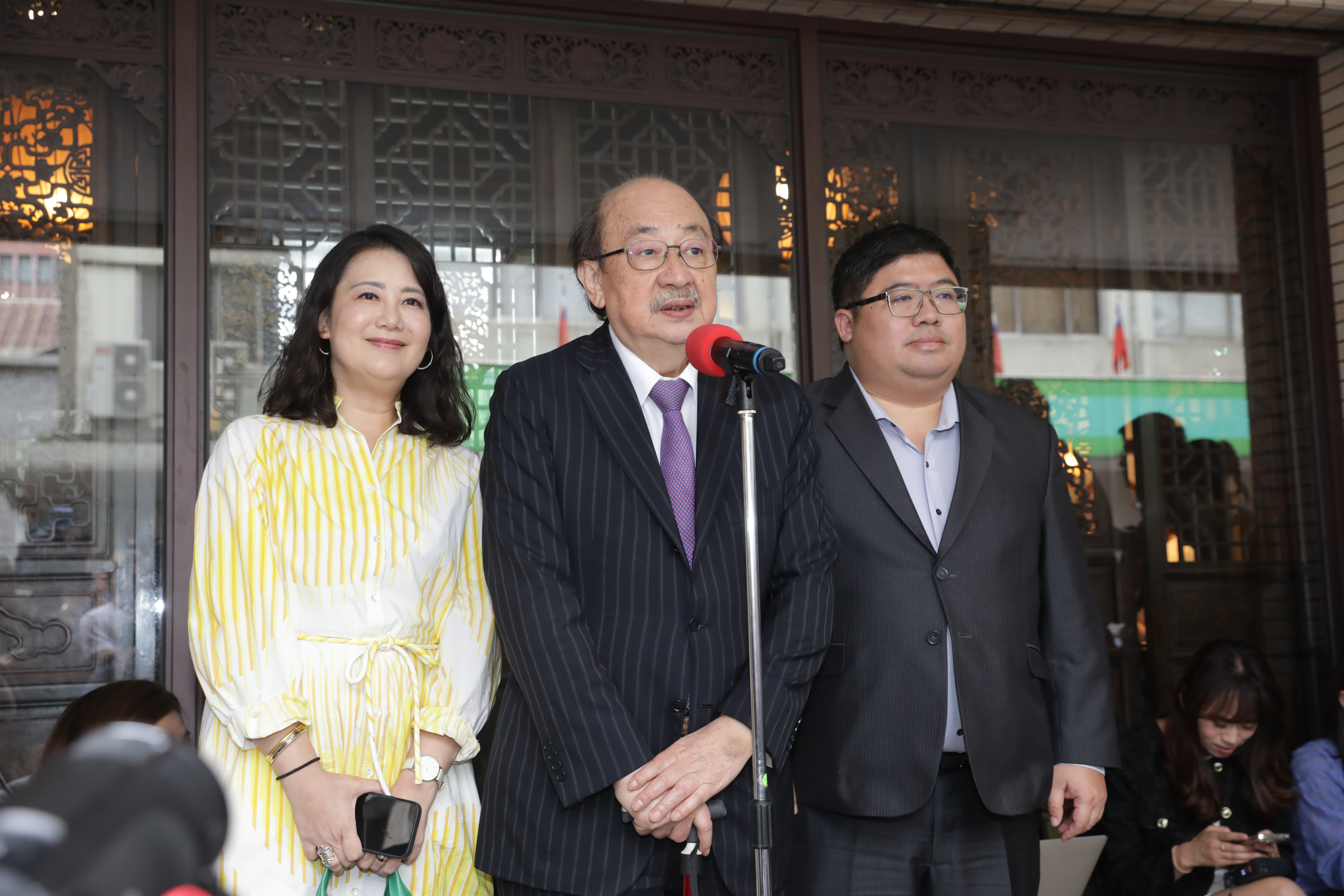 對於和解飯，民進黨團總召柯建銘（中）認為，還是有融洽、溫馨的一面。