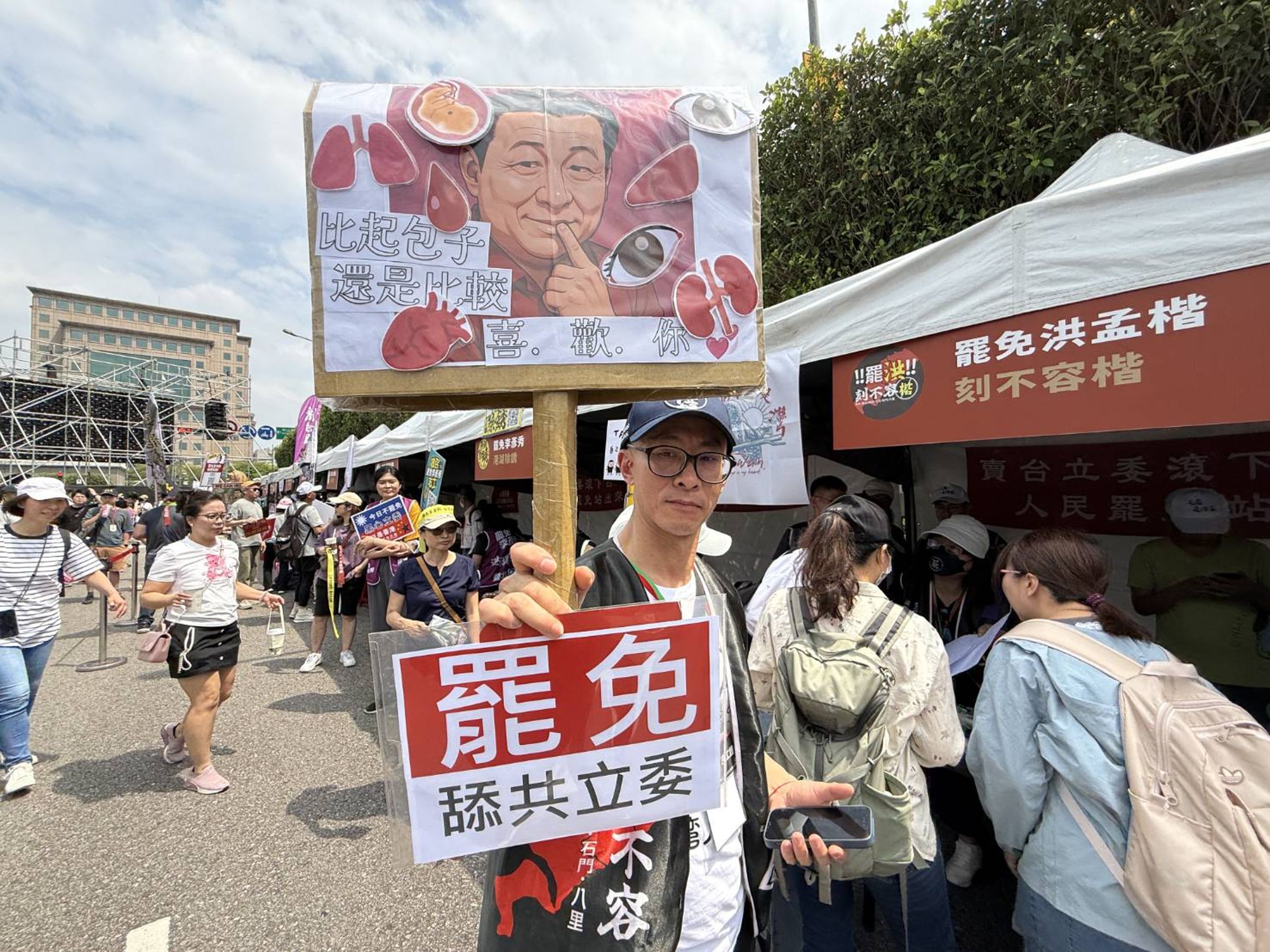 各地罷團今來到凱道擺攤衝刺連署。（鏡報新聞網提供）