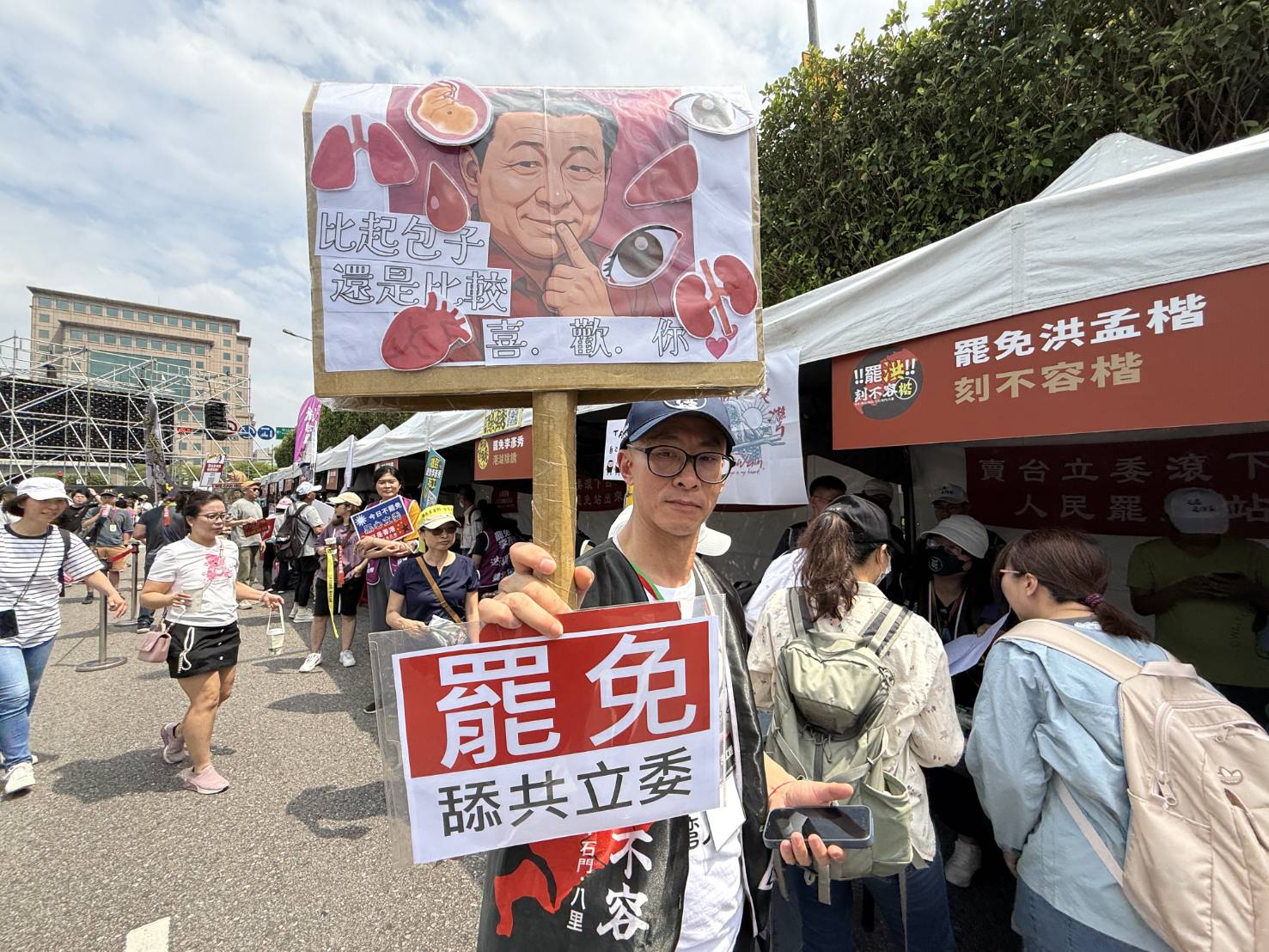各地罷團今來到凱道擺攤衝刺連署。（鏡報新聞網提供）
