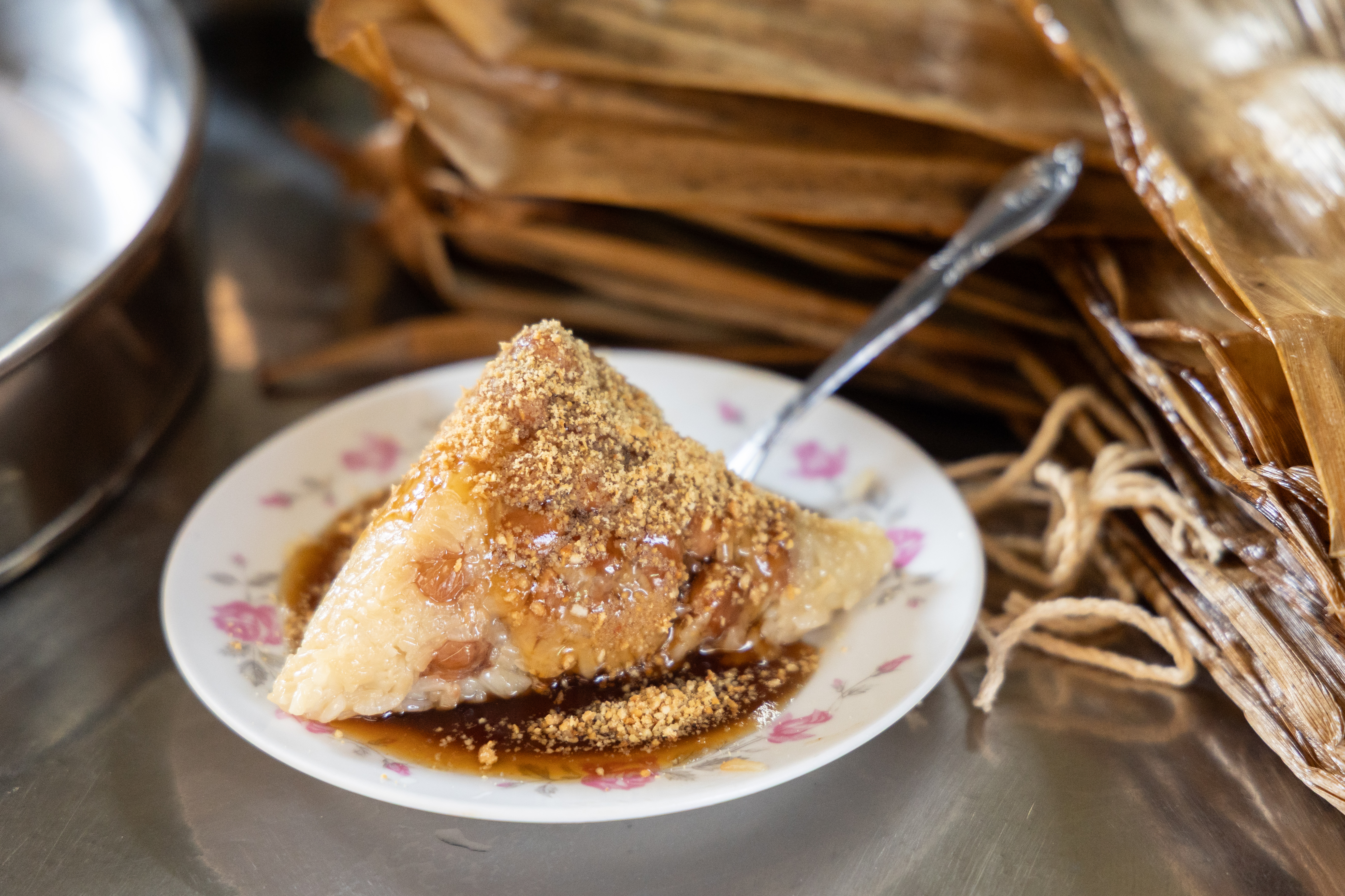 「菜粽」軟糯綿密、米香飽滿,是非常單純的古早味。(35元/個)