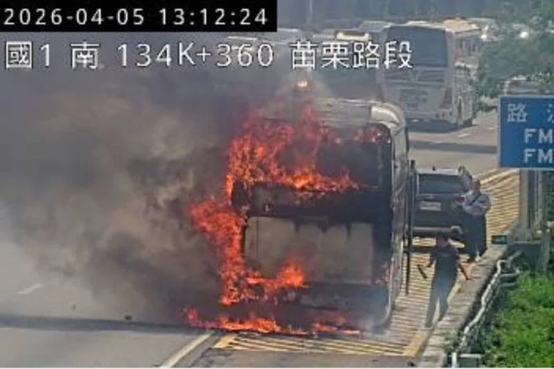 國道1號今日中午發生一起國光客運車輛起火的事故。（翻攝自高速公路1968）