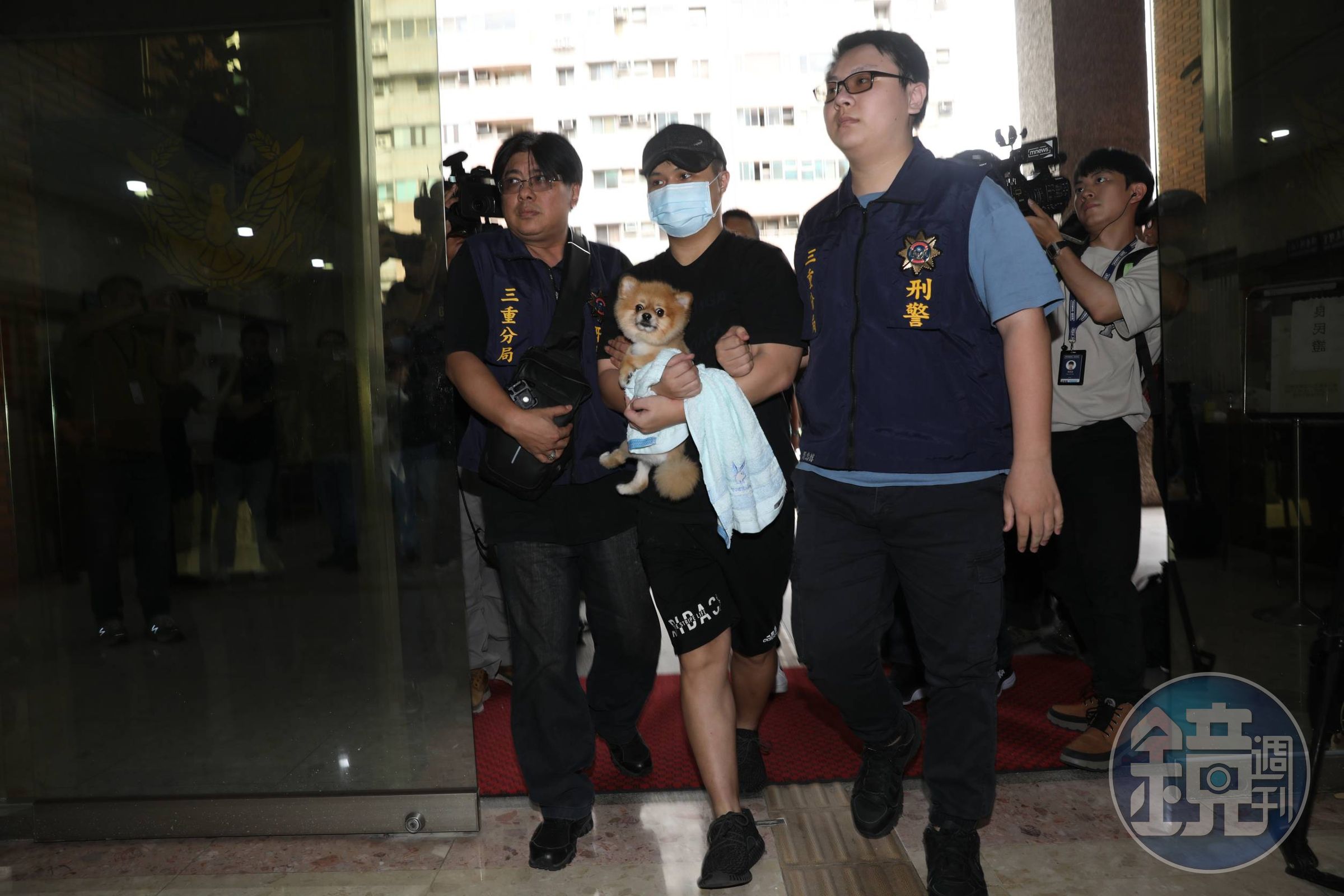 張男帶著愛犬逃亡,如今一併被警方帶回。