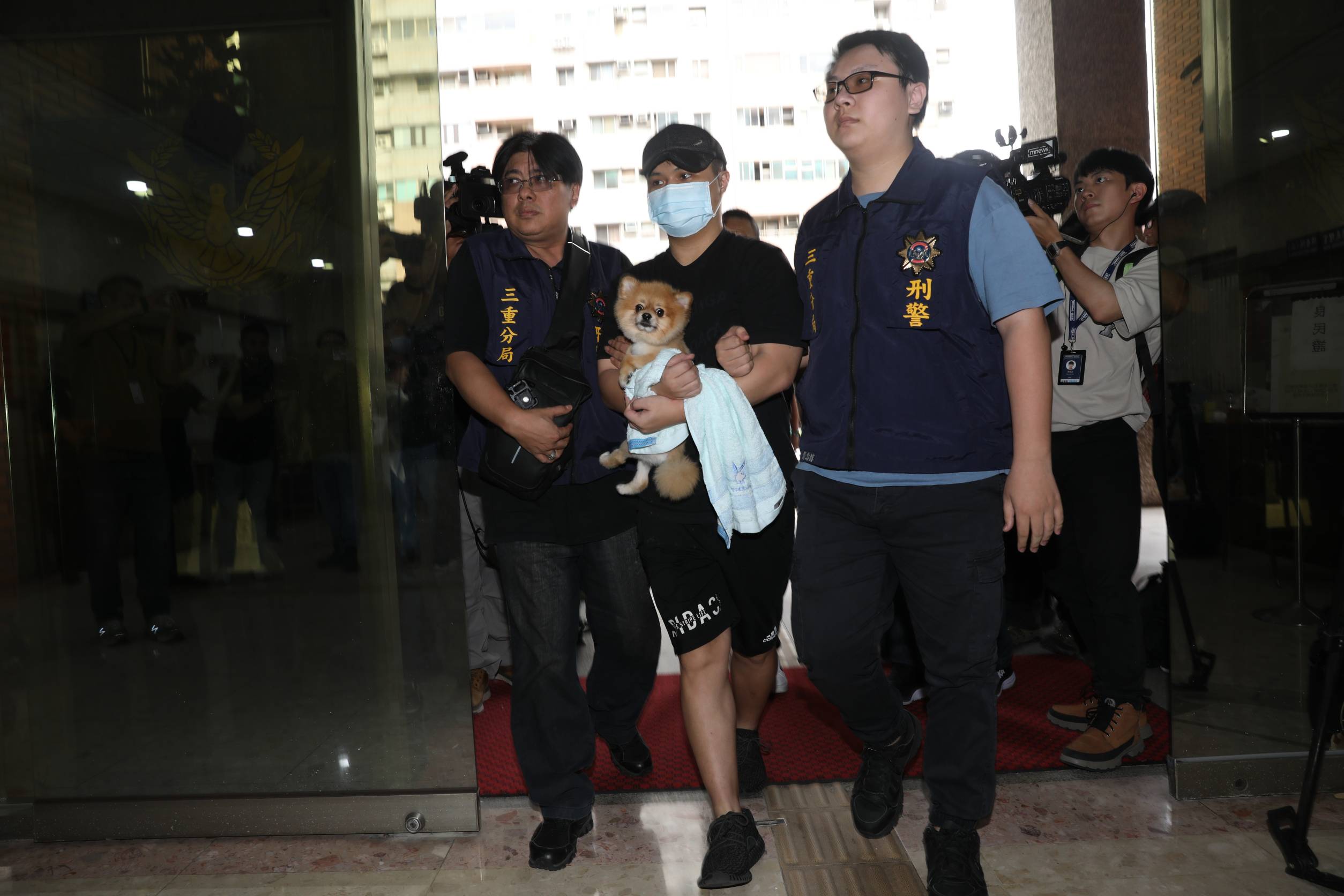 張男帶著愛犬逃亡，如今一併被警方帶回。