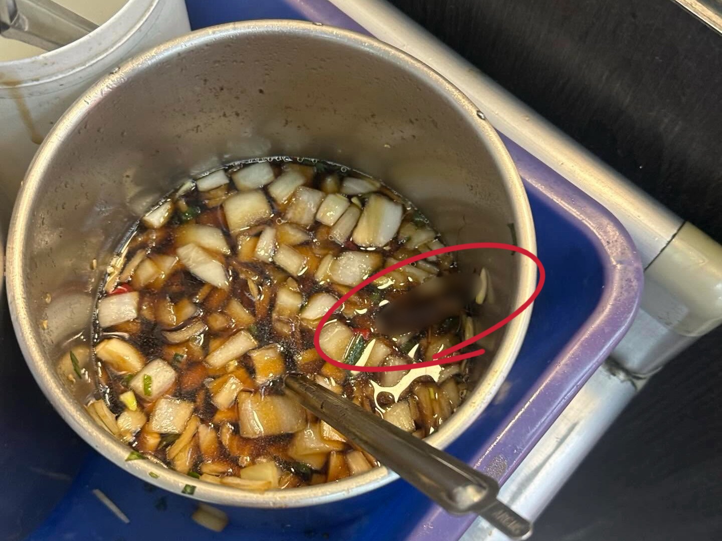 台南一家知名牛肉湯店被爆出醬油罐內泡著大蟑螂。（翻攝自threads＠venusscar）