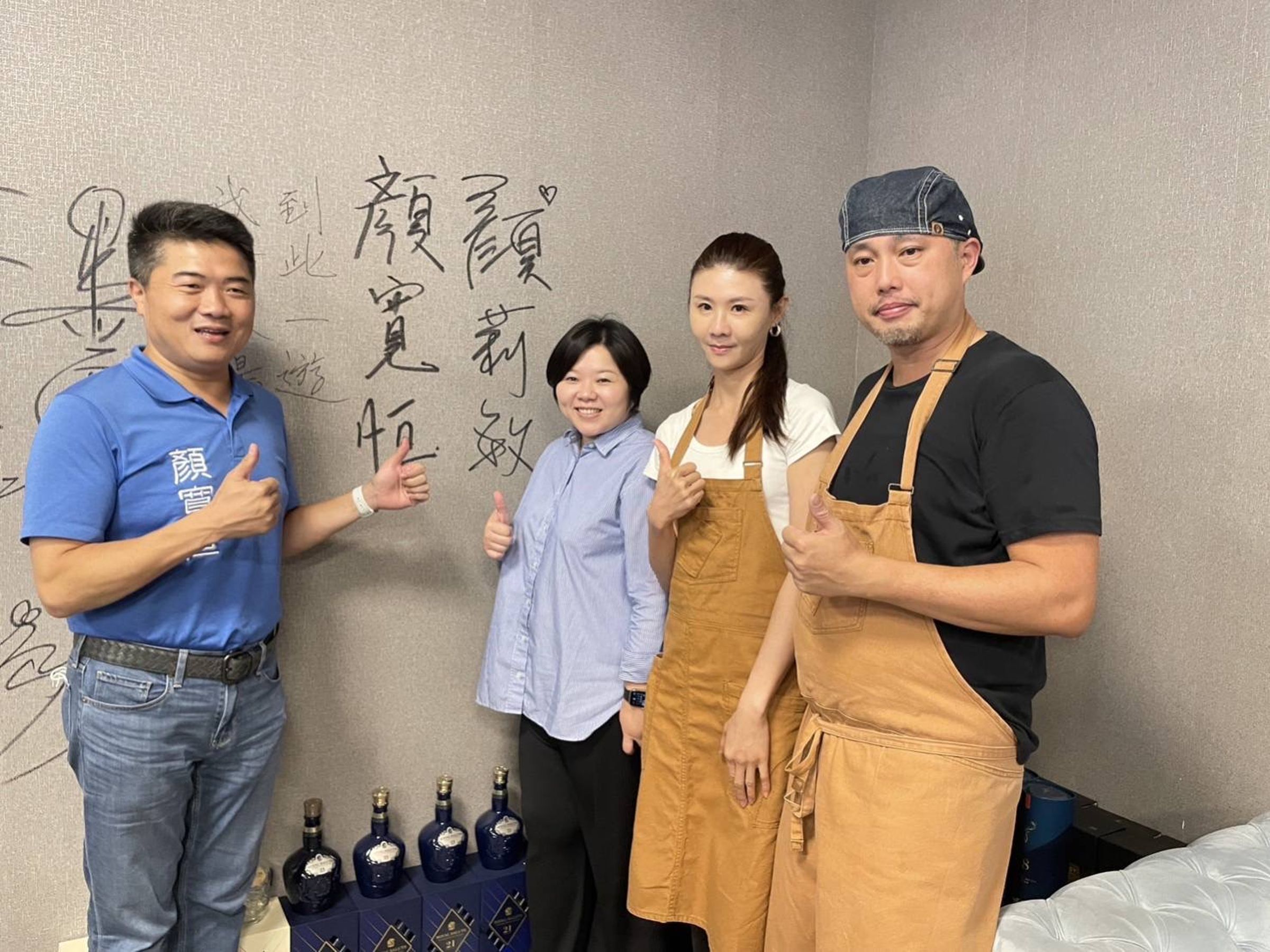 嚴寬恆(左一)與嚴莉敏(左二)也曾造訪伍記,與伍老闆夫婦留下合影。(伍偉龍提供)