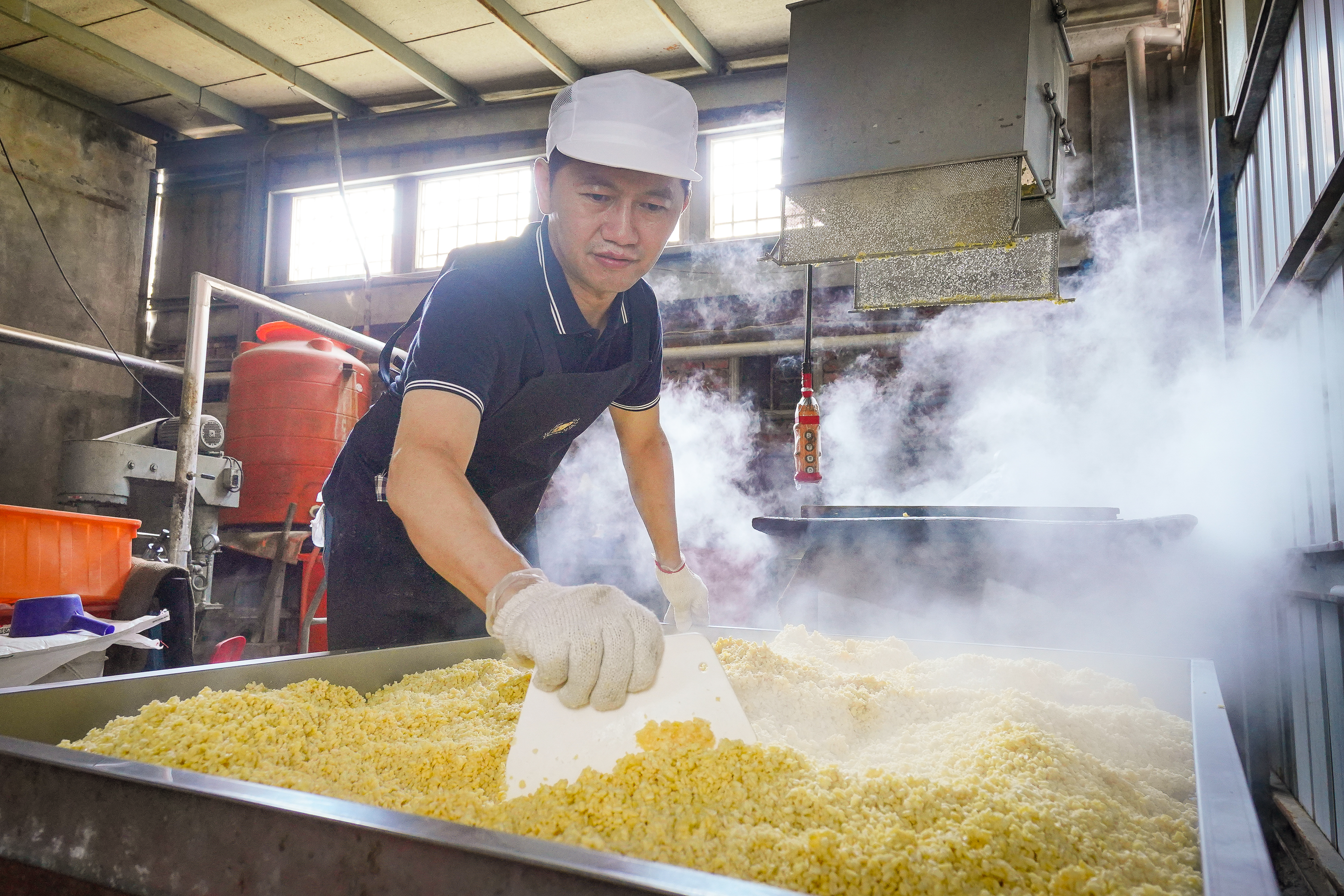 高維澤為達成父親的期望，從醫生轉行返家接班近百年喜餅店，為了保持新鮮，綠豆沙天天現做。