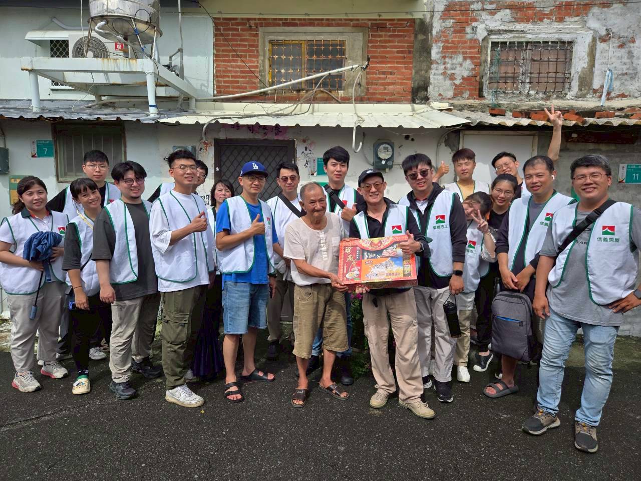 信義志工們走進台鹽舊宿舍，陪伴長輩話家常、關心生活狀況。（信義房屋提供）