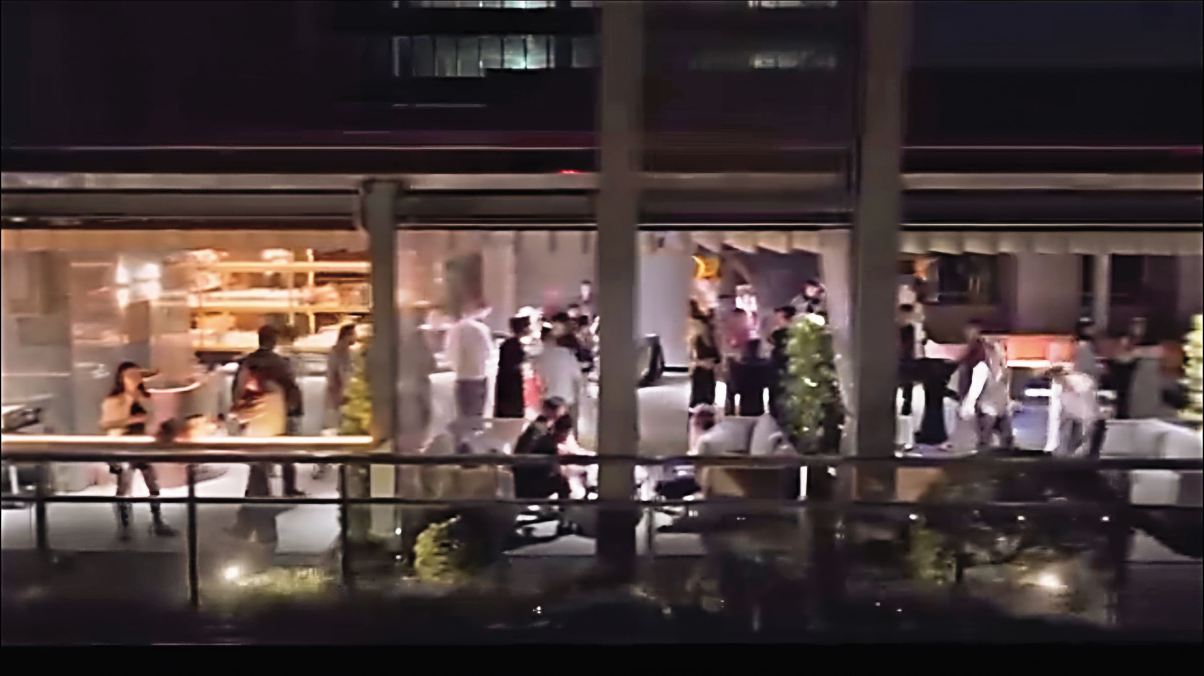 酒吧深夜營業，酒客喧嘩、噪音擾鄰，附近住戶苦不堪言。（翻攝La Sommet臉書廣告影片） 