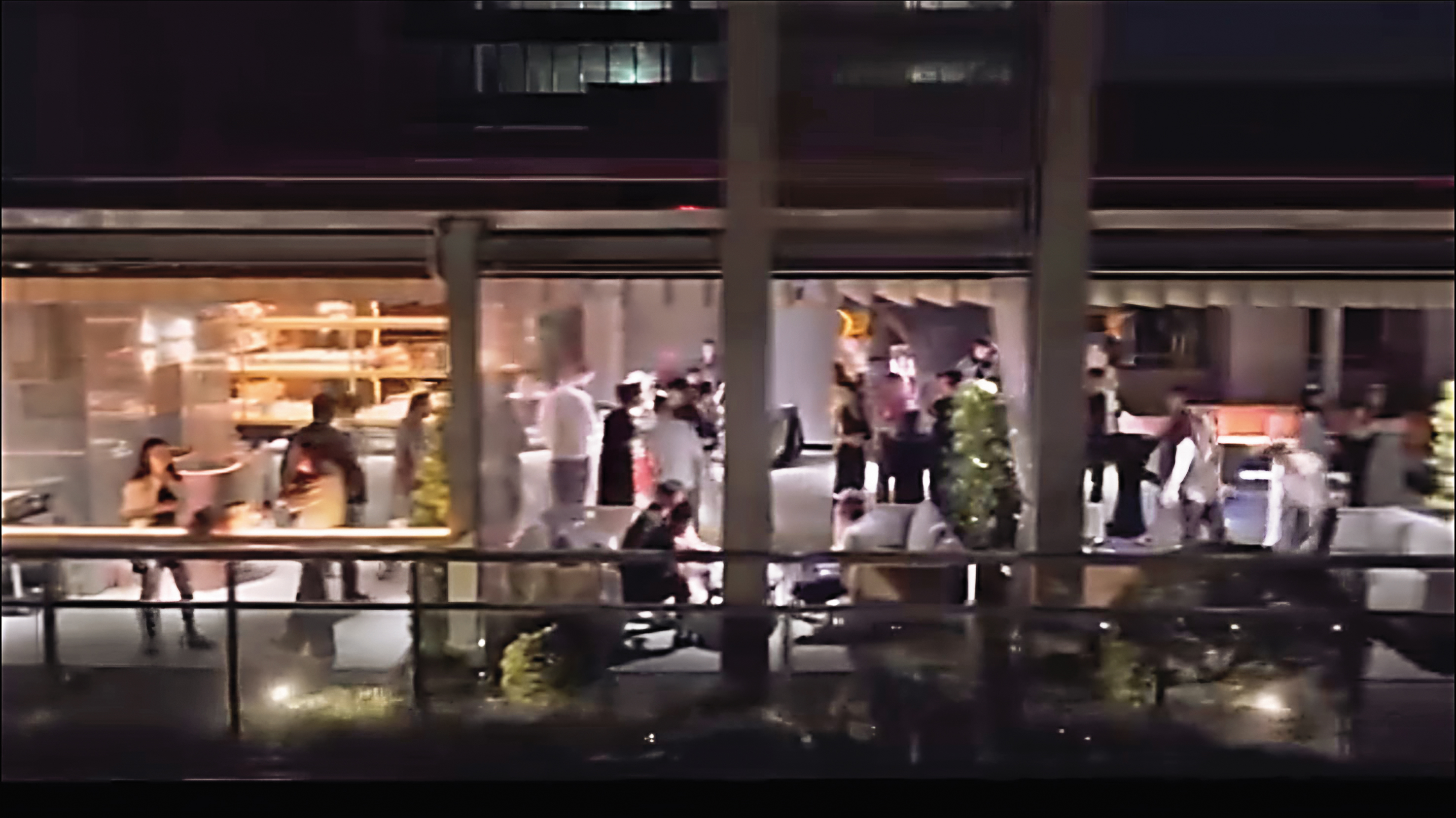酒吧深夜營業，酒客喧嘩、噪音擾鄰，附近住戶苦不堪言。（翻攝La Sommet臉書廣告影片） 