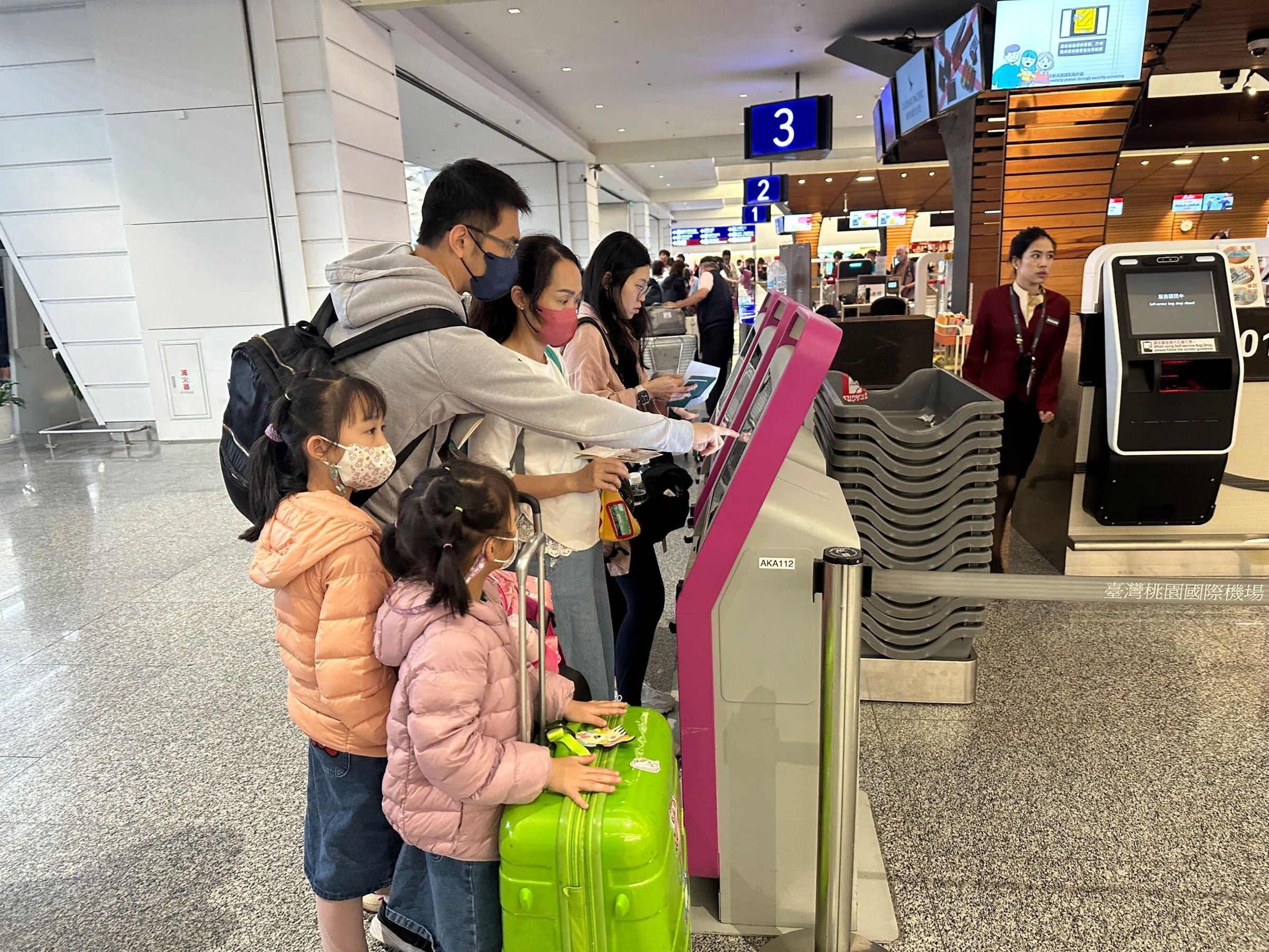 桃園機場及航空公司提供自助報到、網路報到、證照查驗e-Gate等智慧化服務,省時又便利。(桃機公司提供)