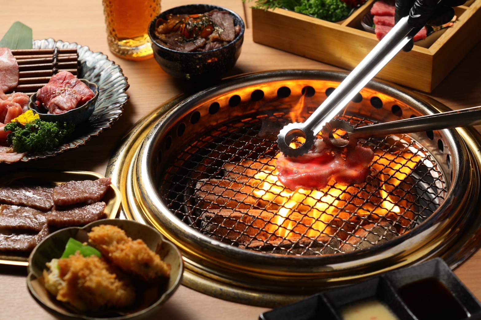 「津炭燒肉」雖然沒有特別提供專人代烤，但想要請專業的來也能請工作人員幫忙。