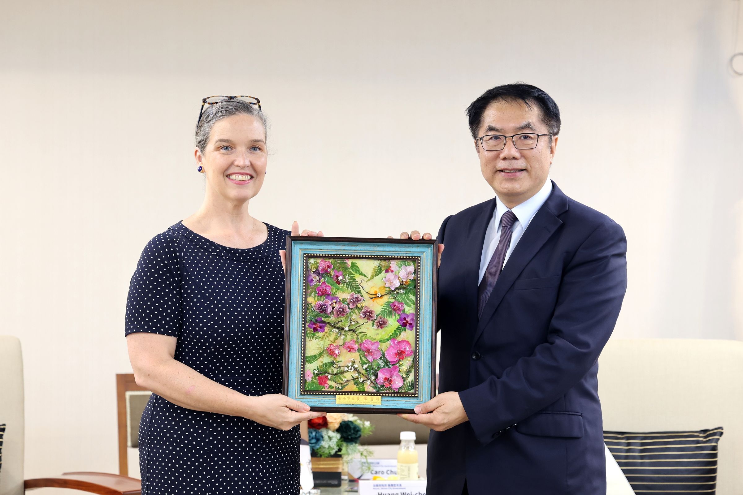 美國在台協會處長孫曉雅（Sandra Oudkirk）將於今年夏天任滿離任，台南市長黃偉哲贈送以台南市花蝴蝶蘭做成的永生花畫作。（台南市政府提供）