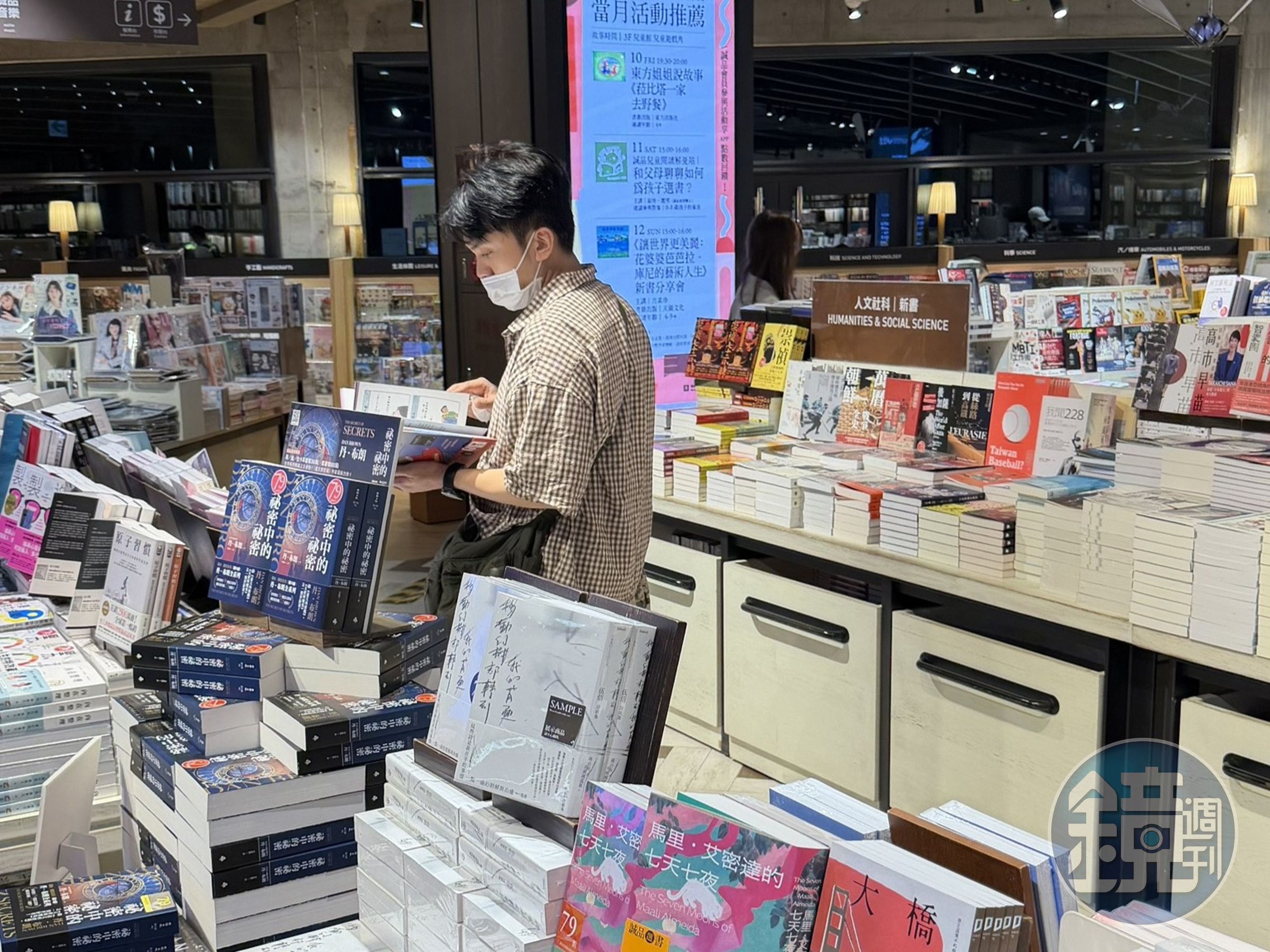 黃豪平帶著口罩、夜間現身誠品書店。(讀者提供)