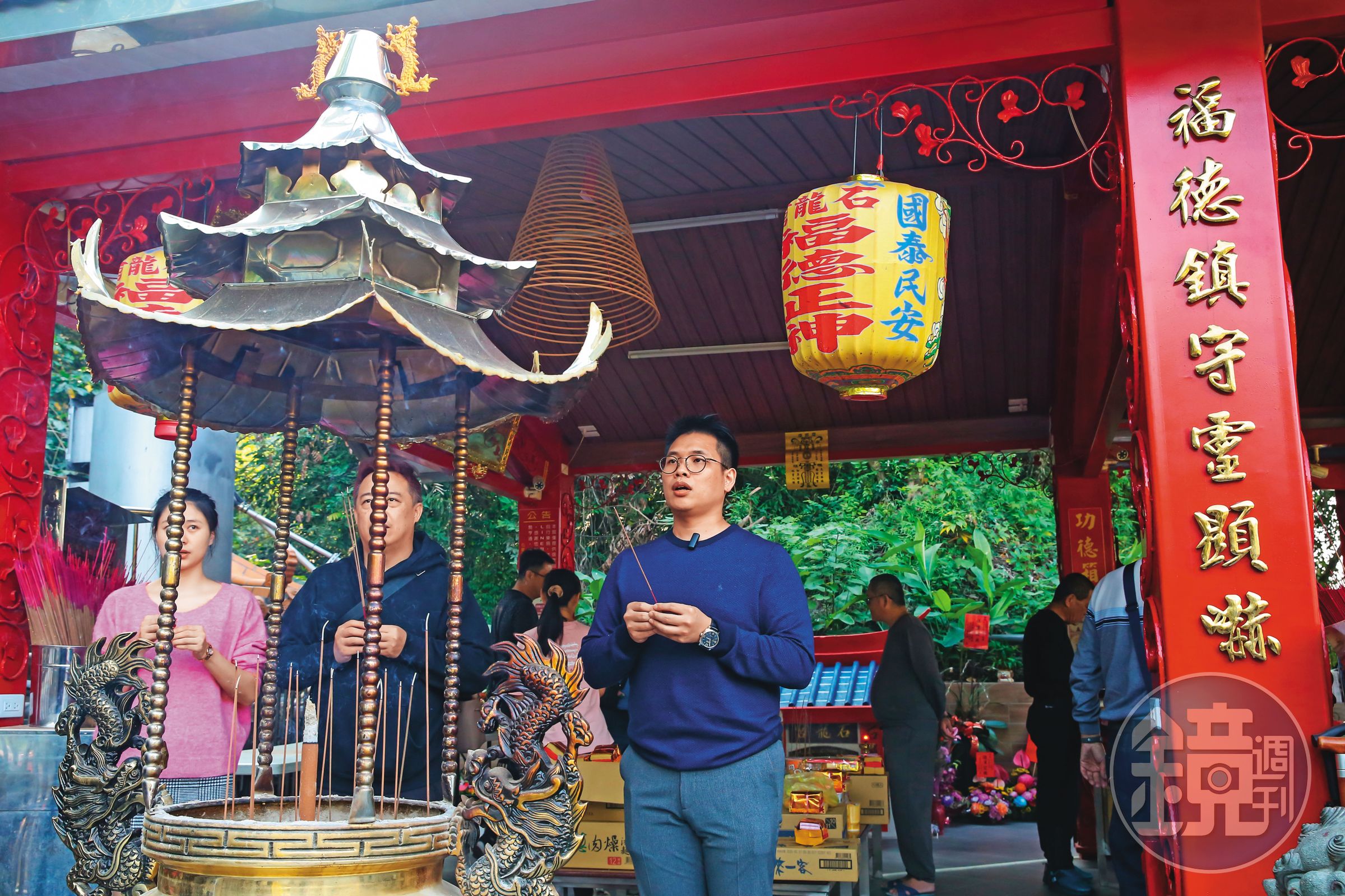 投資達人王宏智(前右)經常前來祈求土地公,讓他投資順利。