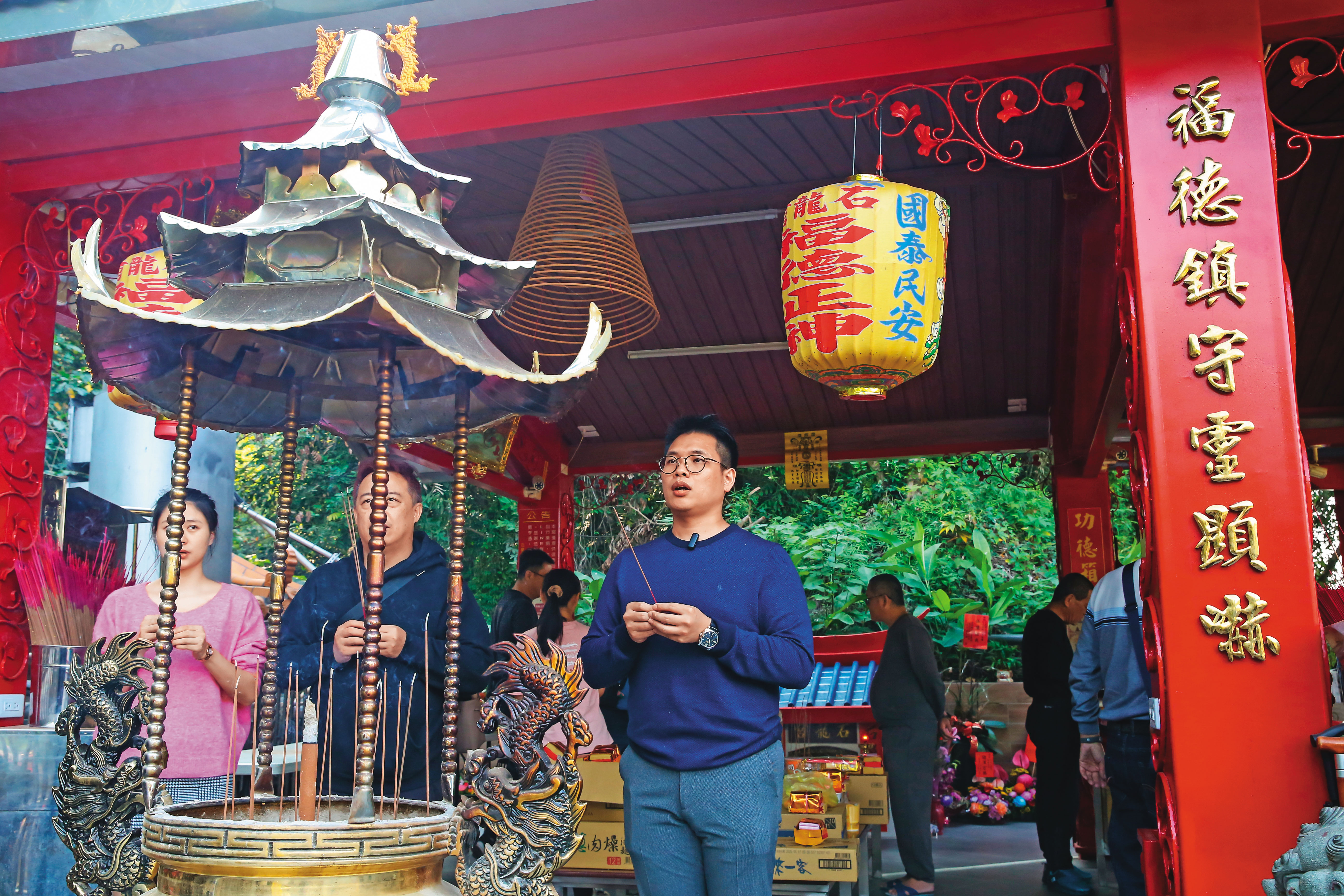 投資達人王宏智（前右）經常前來祈求土地公，讓他投資順利。