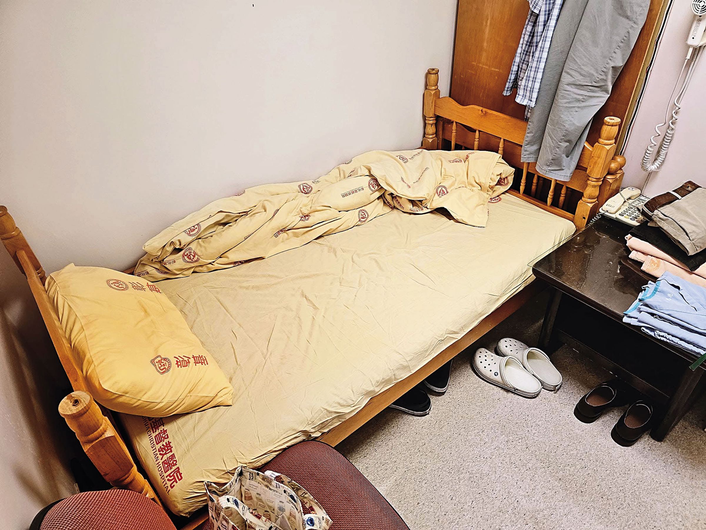 陳舜任在彰基兒急睡了9年的值班室小床,床的長度無法讓腳伸直。(陳舜任提供)
