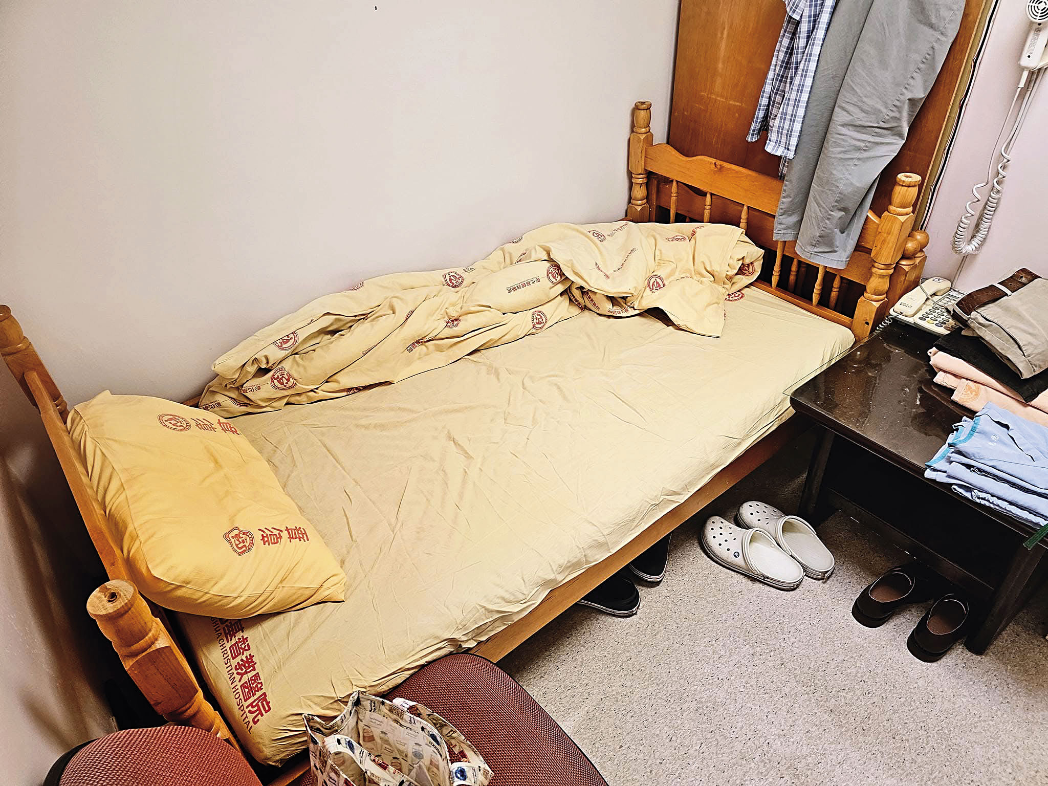 陳舜任在彰基兒急睡了9年的值班室小床，床的長度無法讓腳伸直。（陳舜任提供）