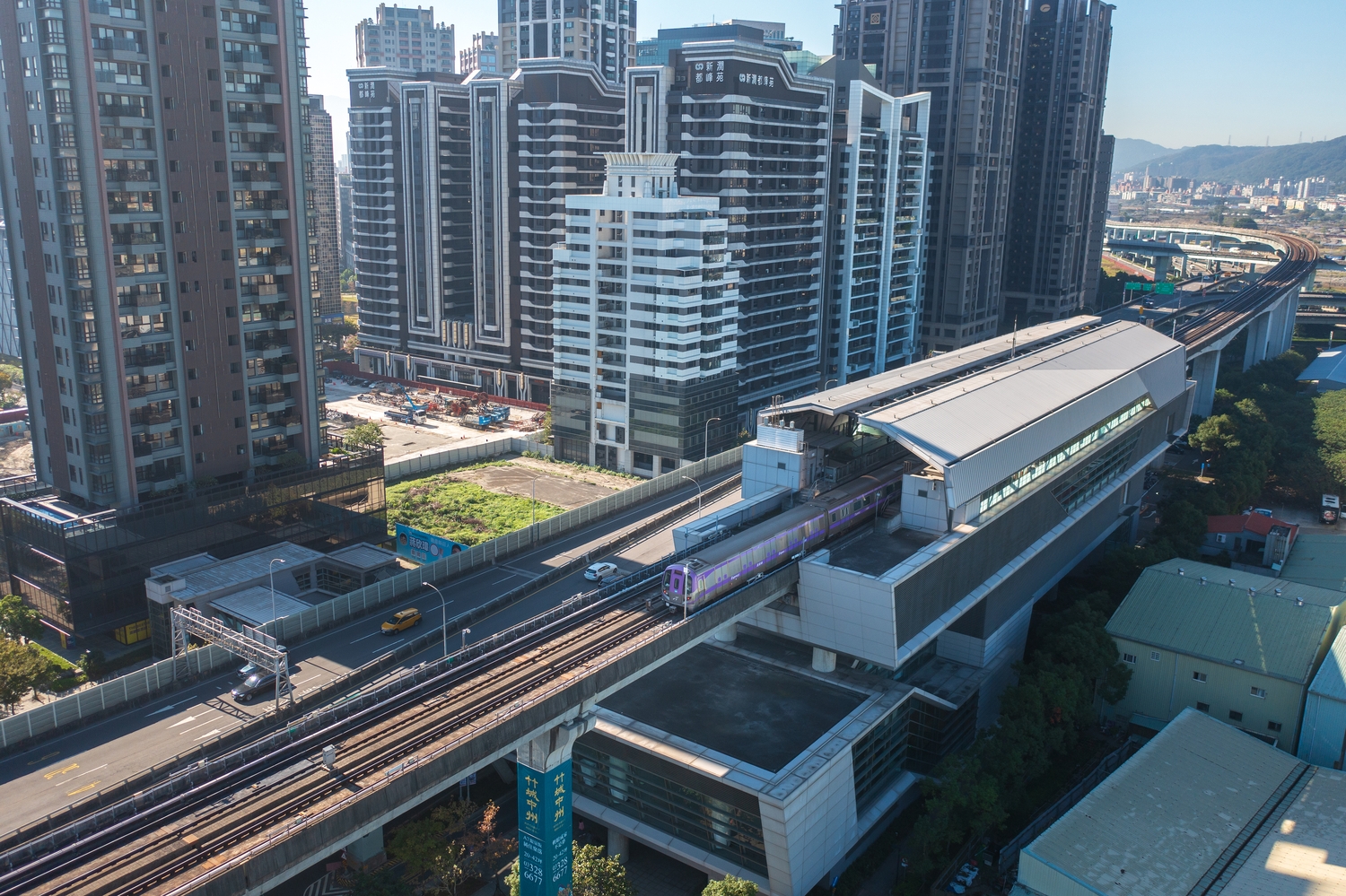 新莊副都心迎來新利多，宏匯與新北市政府簽署「新莊北側知識產業園區轉運站及停車場新建、營運及移轉BOT案」，總投資額86億元。