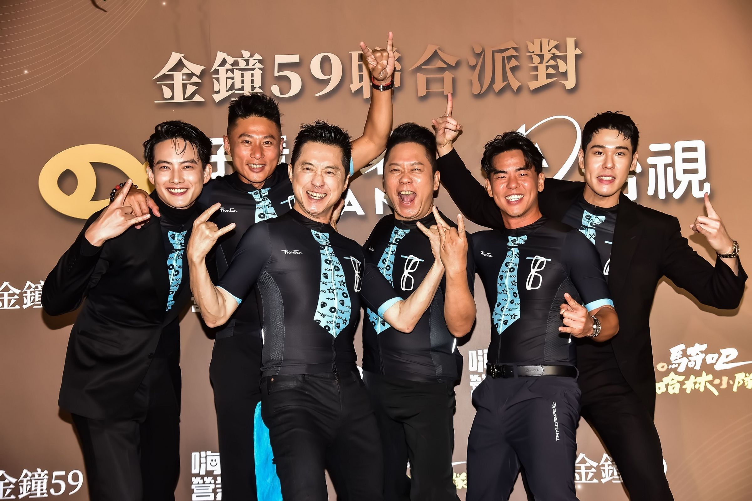 好看娛樂預告2025年將推出《騎吧!哈林小隊》第二季實境秀。左起為張庭瑚、彭小刀、庾澄慶(哈林)、卜學亮、柯有倫、周予天。(好看娛樂提供)