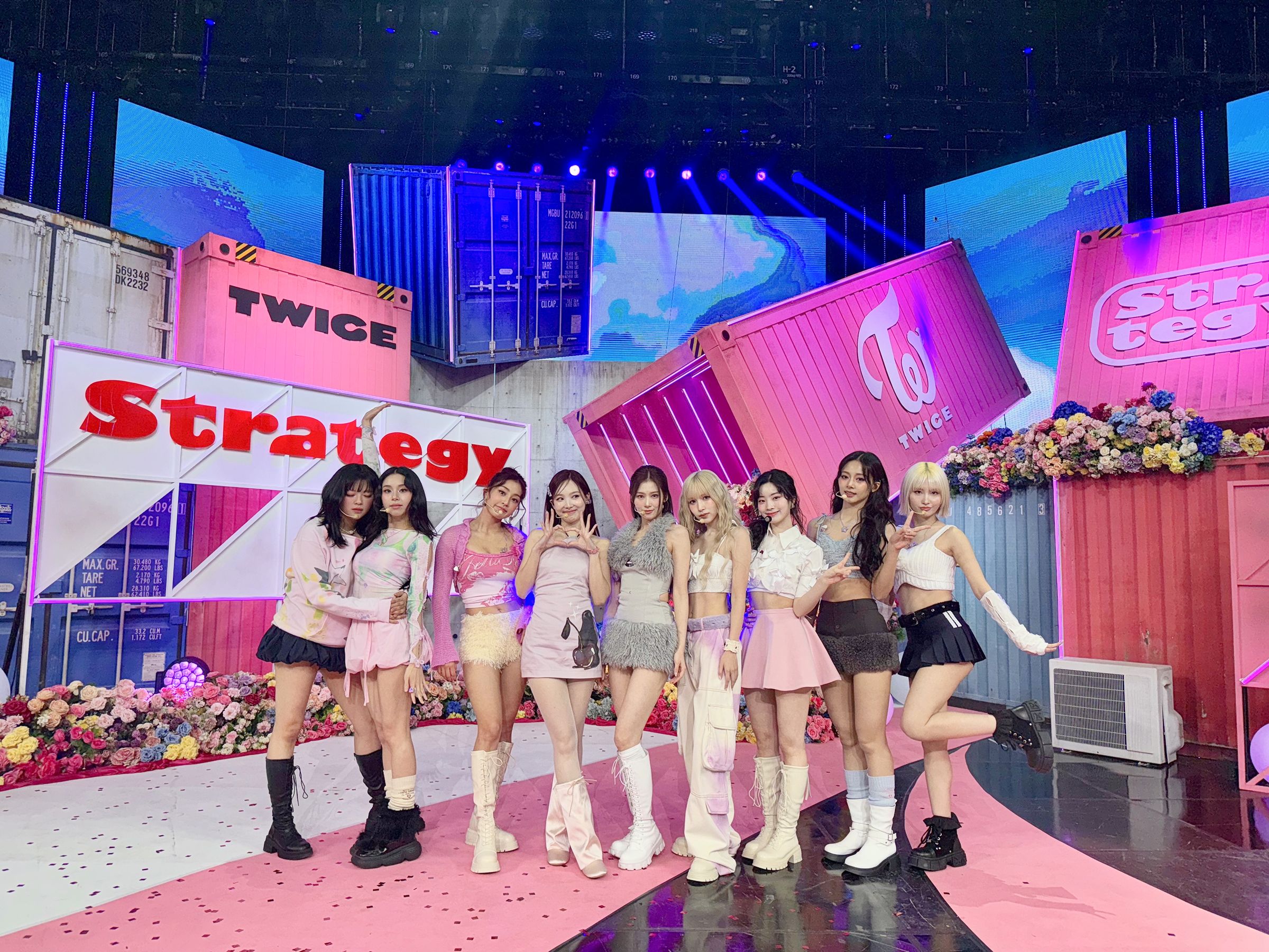 韓國女團TWICE出道邁入十年,日前宣布將於今年11月首度來台開唱。(翻攝X@JYPETWICE)