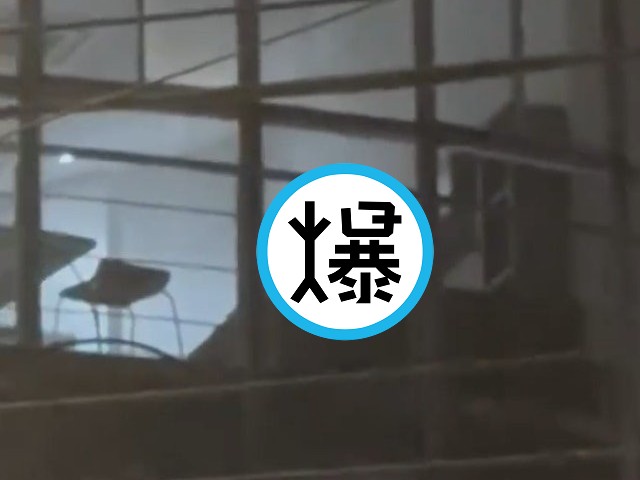 「震動跳躍我閉著眼」女子咚茲咚茲活春宮，全程鄉民圍觀好嗨。（翻自YT畫面）