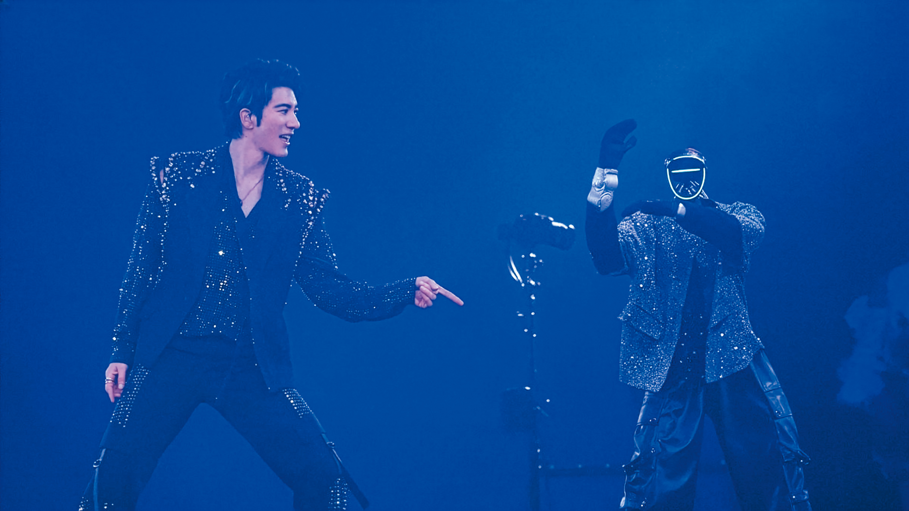 成都演唱會上，王力宏（左）與6個機器人、舞者一起唱跳〈火力全開〉，突破了音樂舞台的極限。（西東音樂提供）