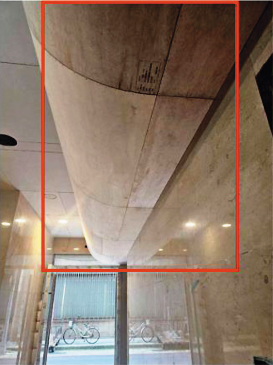賦寓大樓內的公共空間天花板，遭控違規採用易燃的夾板作為建材。（讀者提供）
