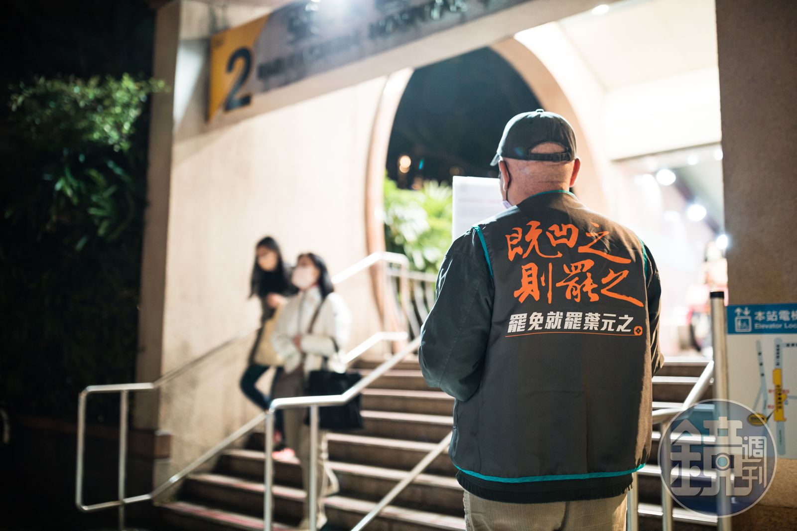 不少支持罷免的民眾趁春節返鄉,向故鄉親友說明罷免不適任立委概念。圖為罷免葉元之志工。