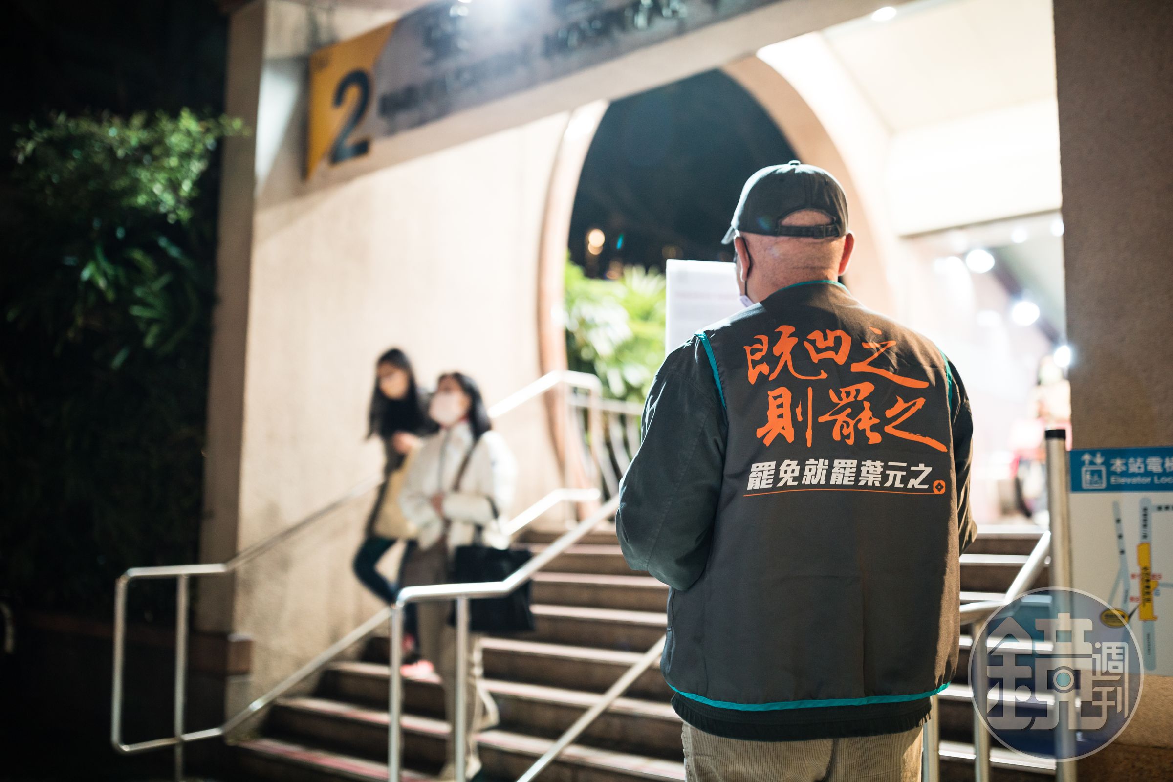 不少支持罷免的民眾趁春節返鄉，向故鄉親友說明罷免不適任立委概念。圖為罷免葉元之志工。