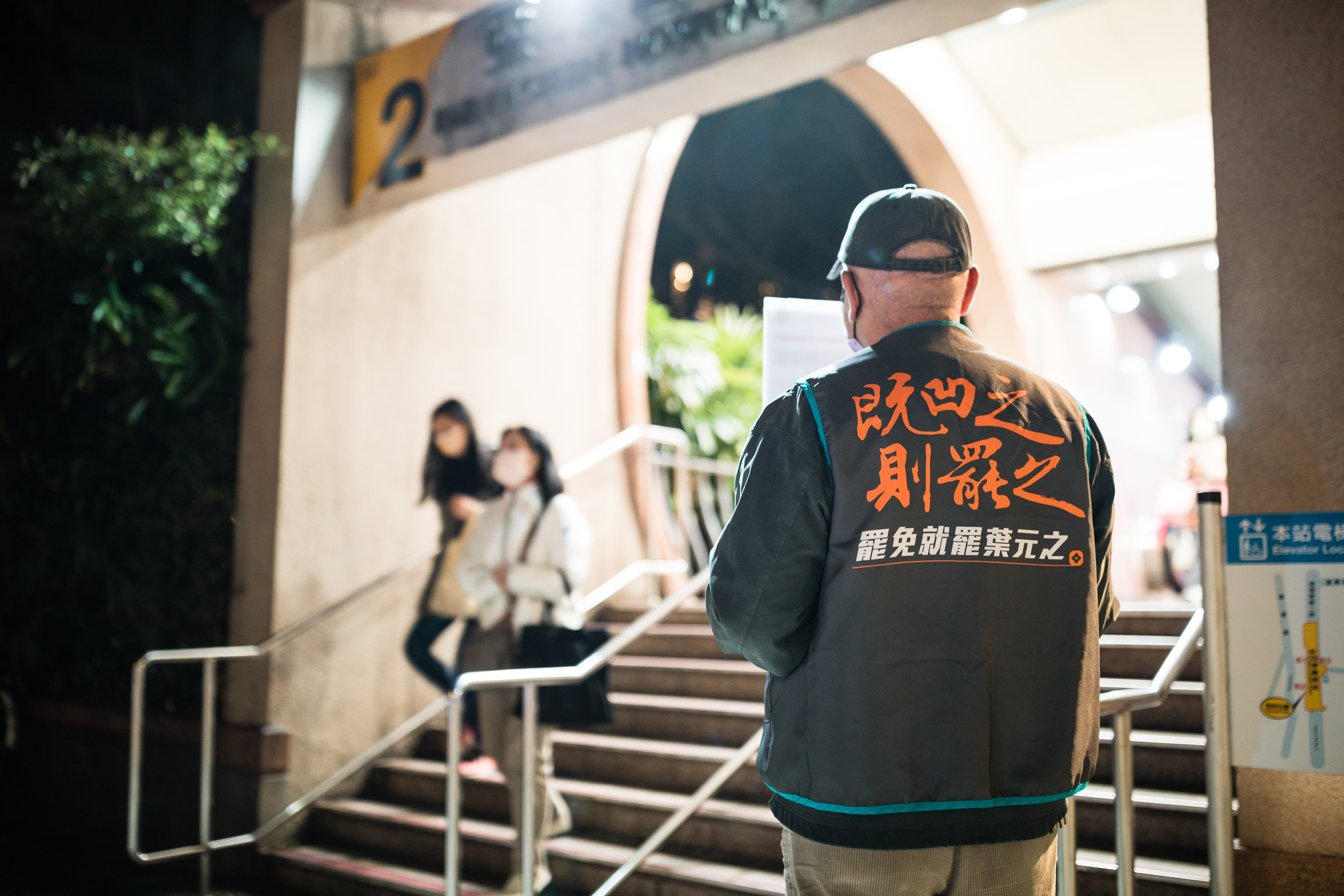 不少支持罷免的民眾趁春節返鄉，向故鄉親友說明罷免不適任立委概念。圖為罷免葉元之志工。