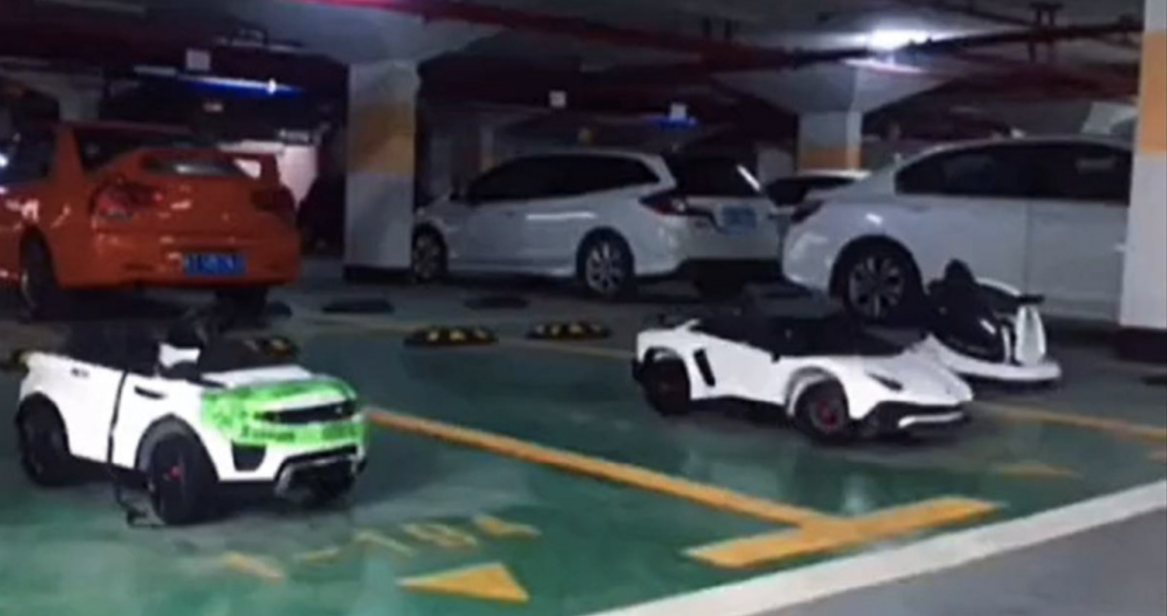 一名趙姓男子買房時在停車場買了3個停車位,由於車位不時遭鄰居占用,他便將3輛限量版玩具車放到車位上,沒想到協商不成,物業公司就叫警衛砸了那些玩具車。(翻攝微博)