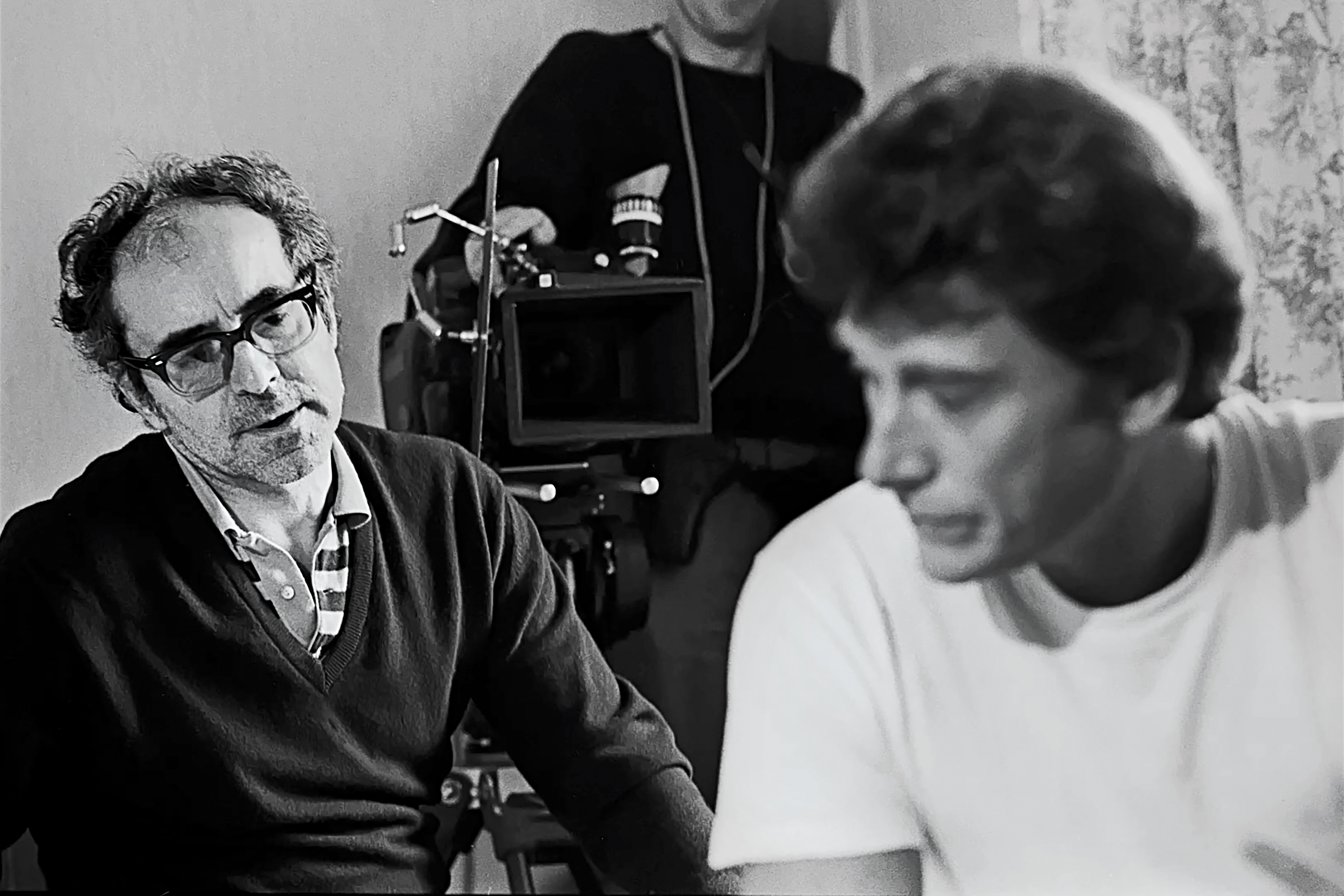 法國名導尚盧高達以《斷了氣》為電影語言寫下新頁，《像高達一樣寂寞》探究他如何走上傳奇之路。（佳映娛樂提供）